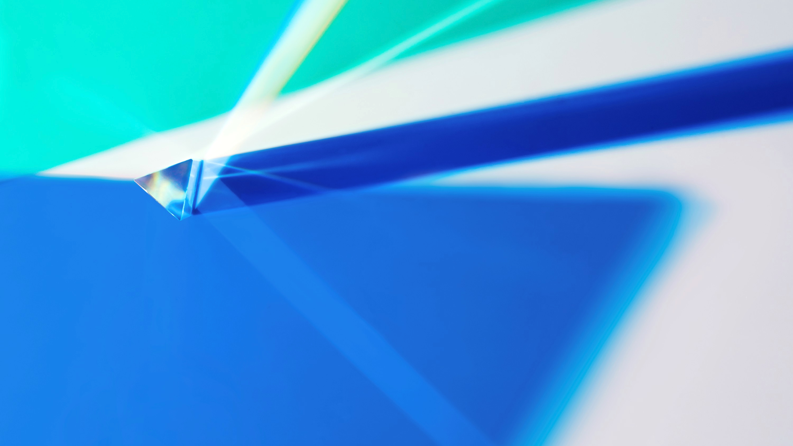 Abstract geometric shapes with light refraction HD Wallpaper