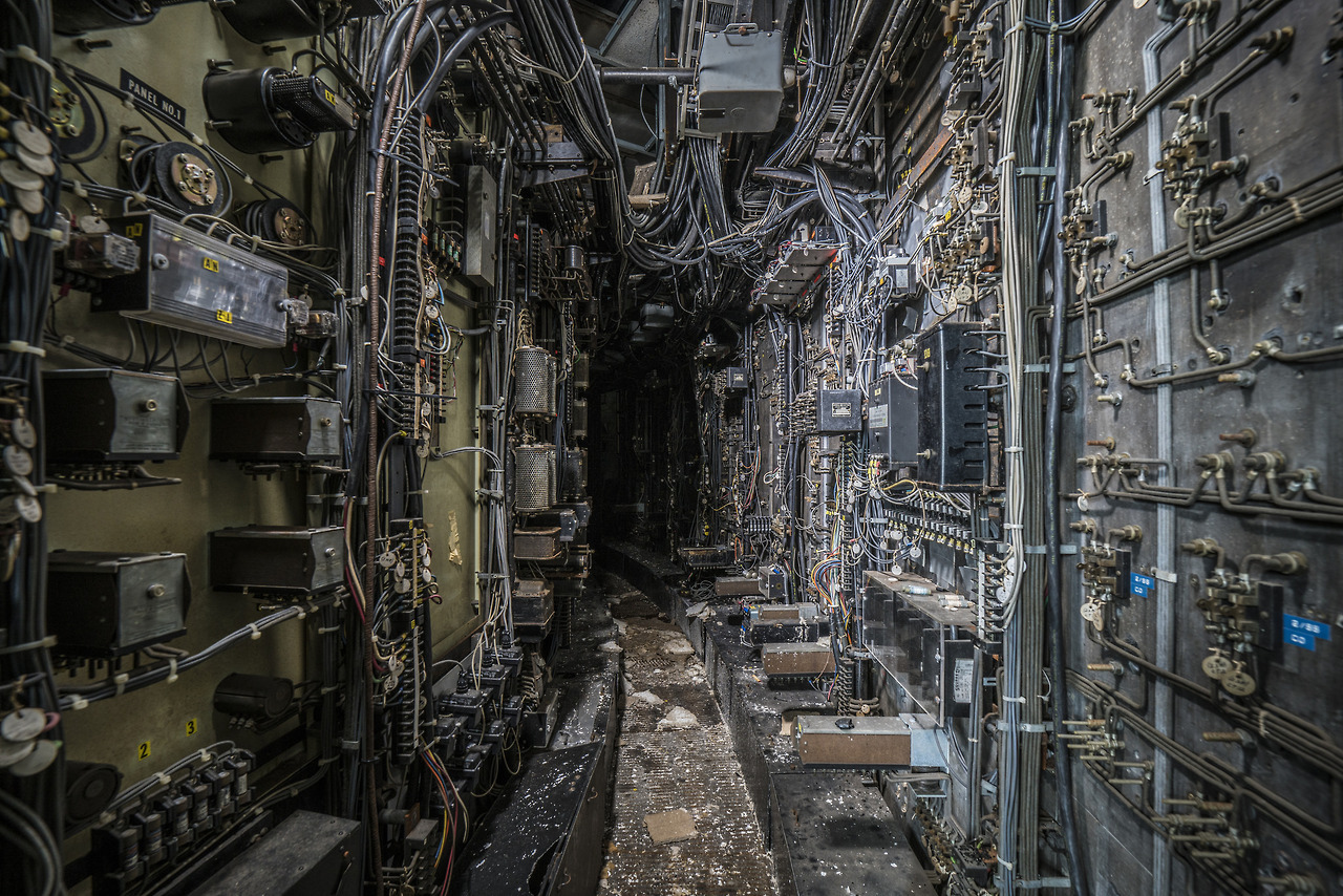 Abandoned computer room with complex wiring HD Wallpaper