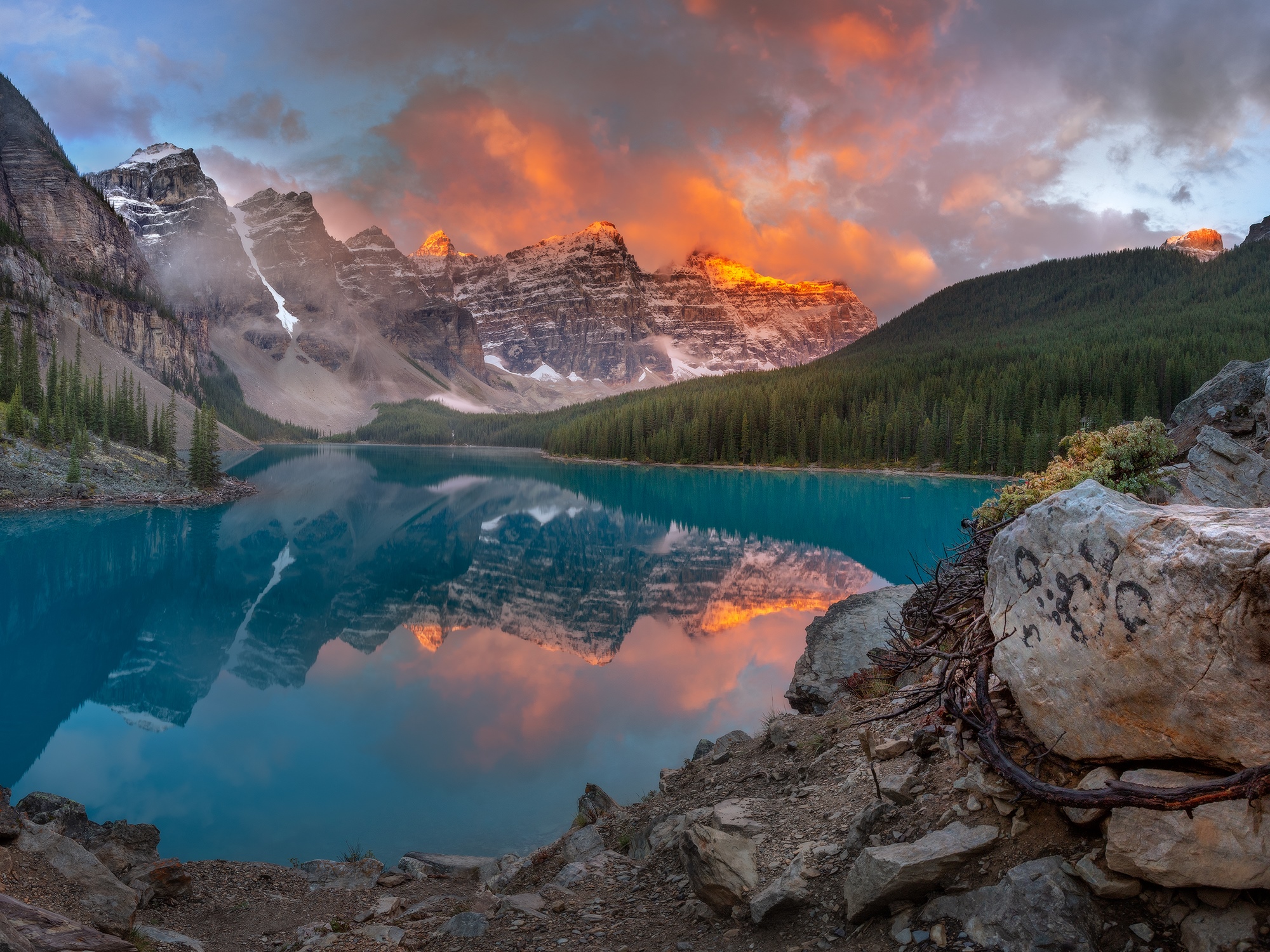 Moraine Lake at Banff National Park during sunset HD Wallpaper