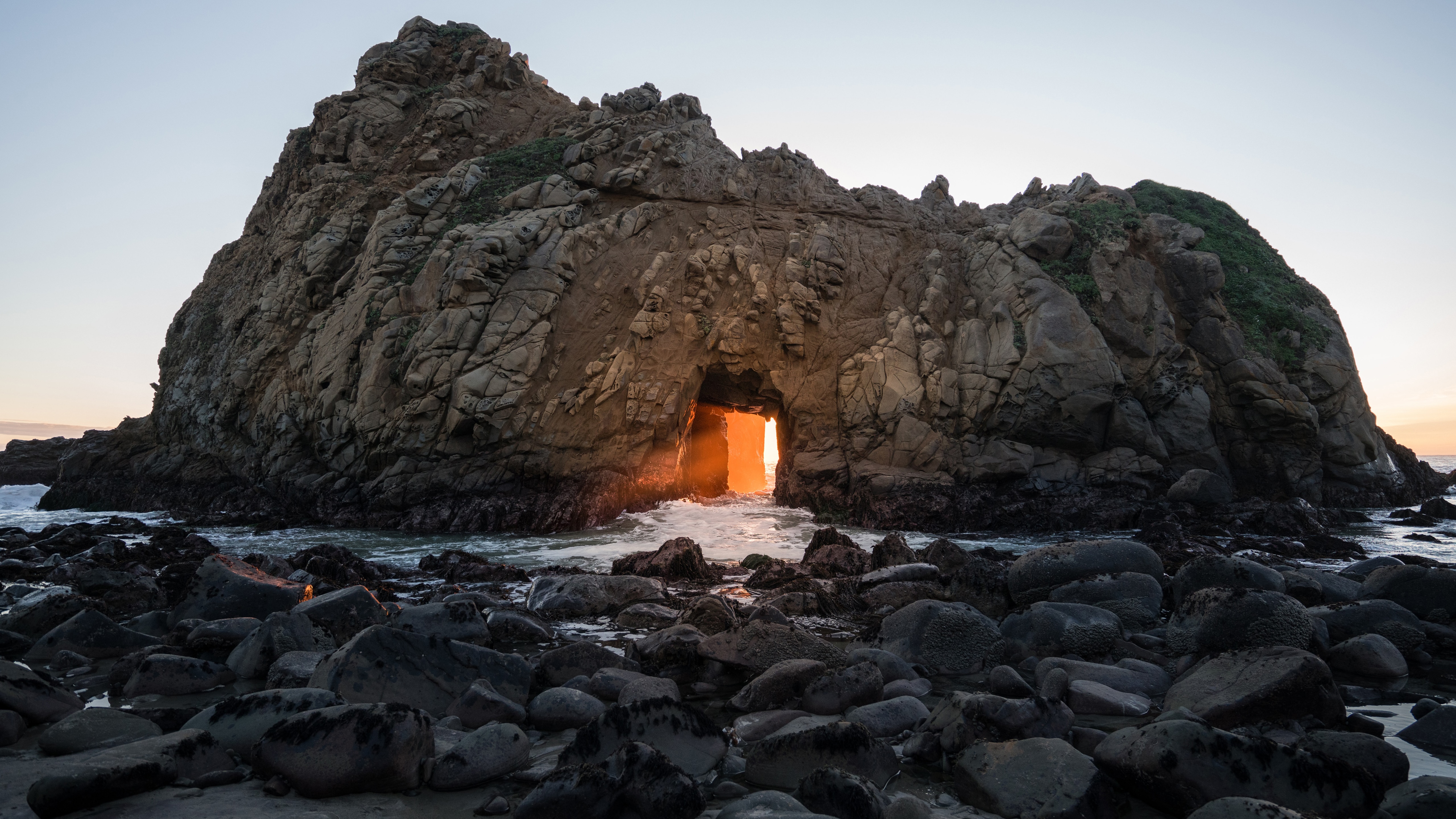Sunset through Keyhole Arch at Pfeiffer Beach, Big Sur HD Wallpaper