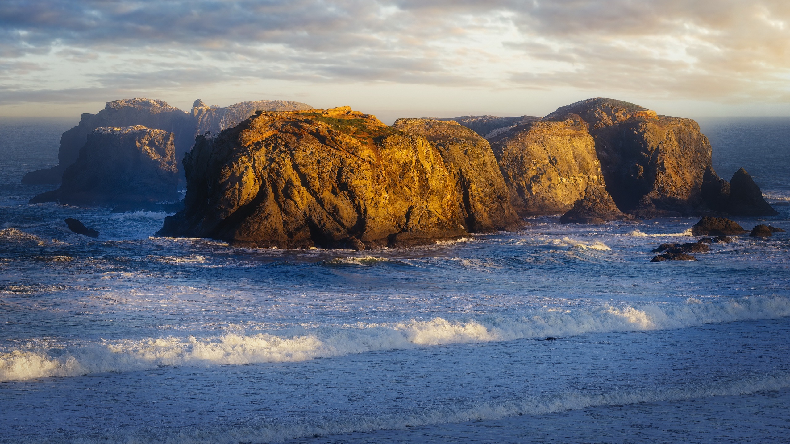 Rocky coastline at Bandon Beach, Oregon during sunset HD Wallpaper