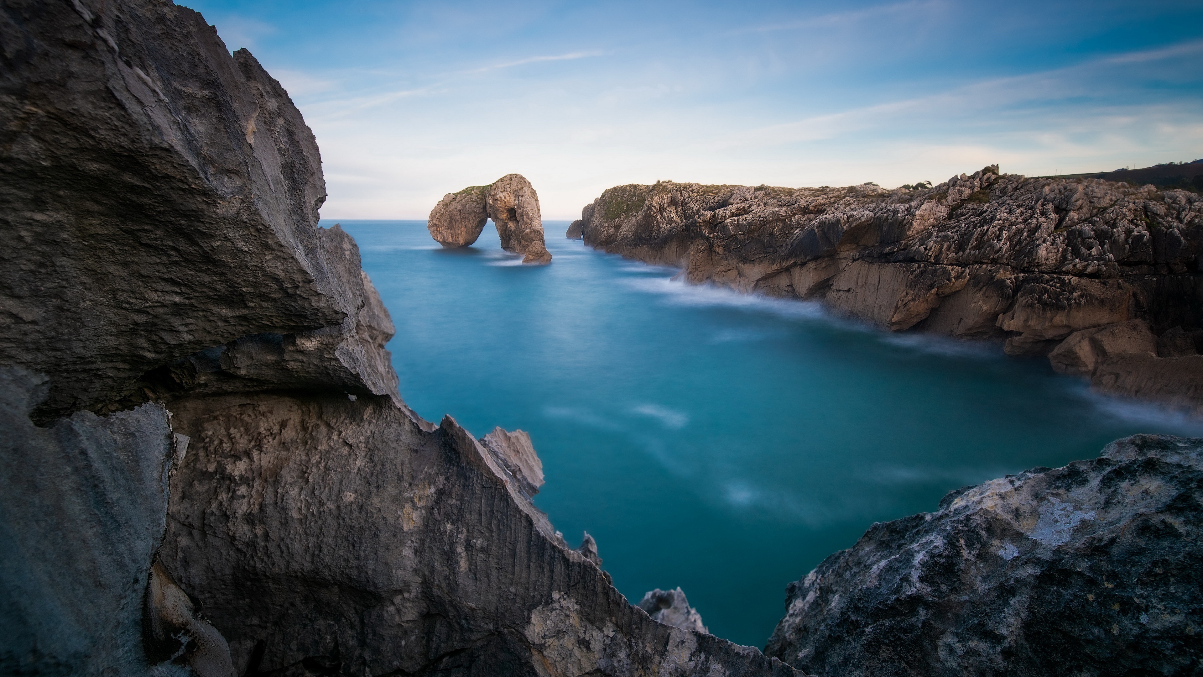 4K sea coast with rock arch HD Wallpaper