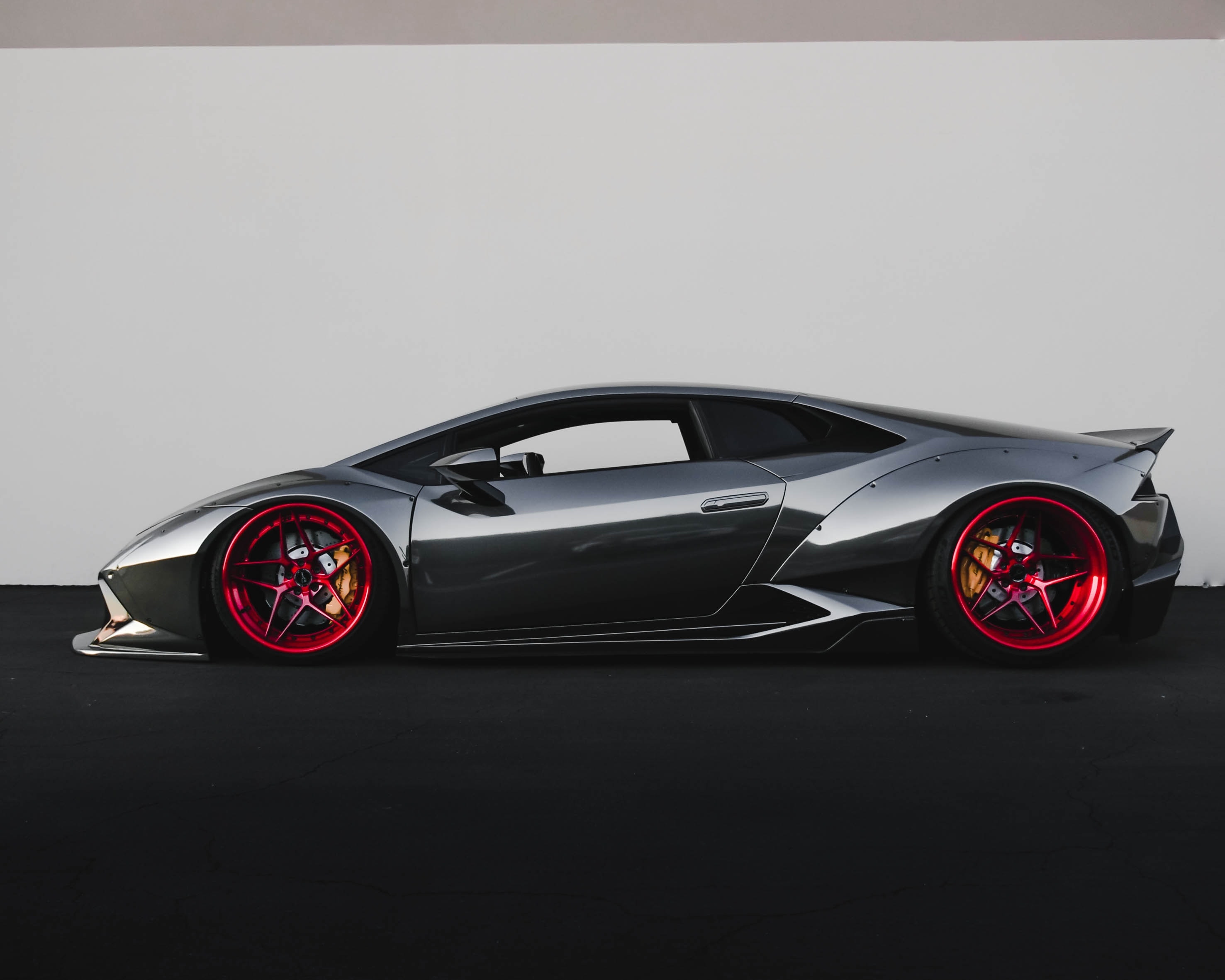 Gray Lamborghini Huracan with red wheels HD Wallpaper