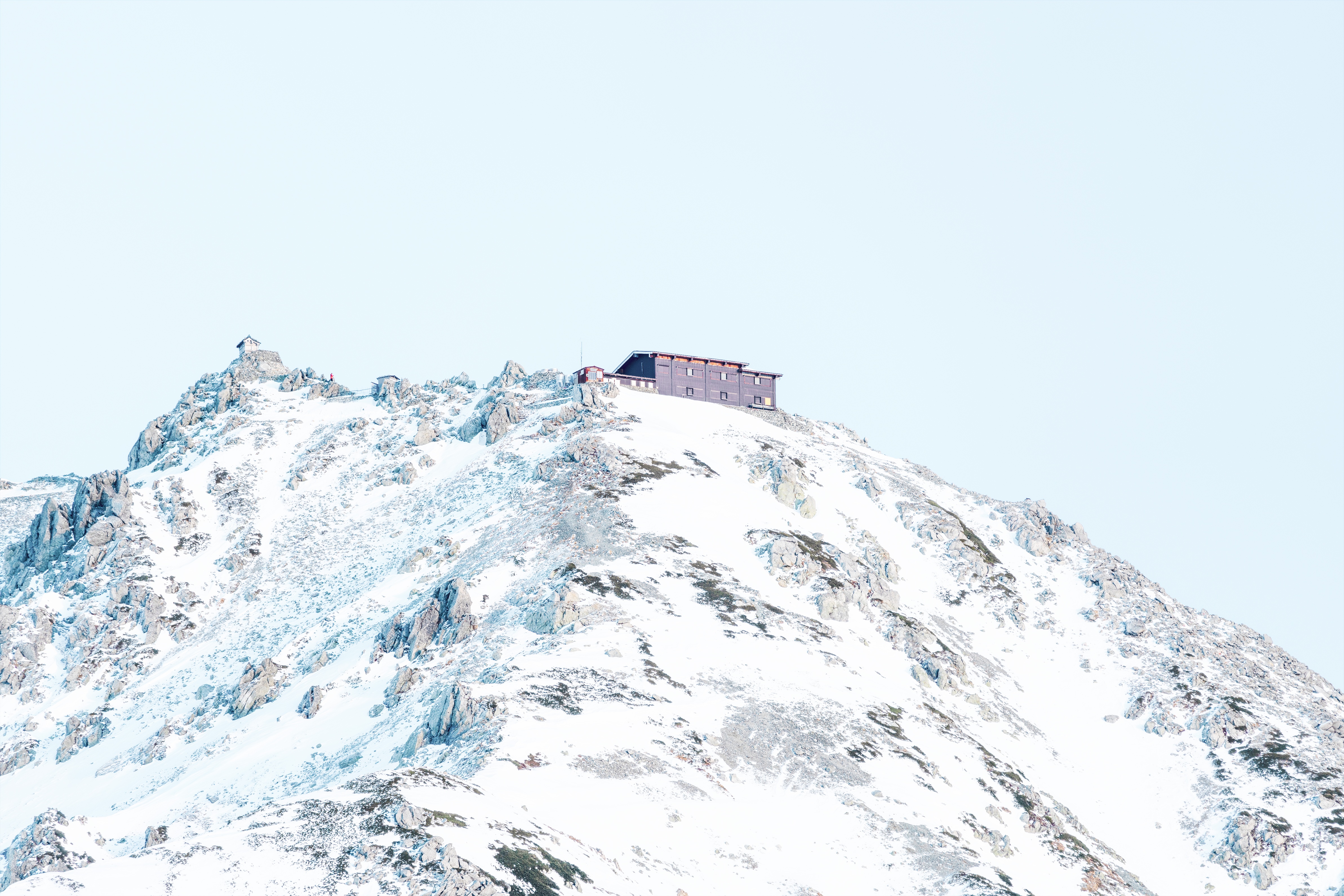 4K snowy mountain hotel HD Wallpaper