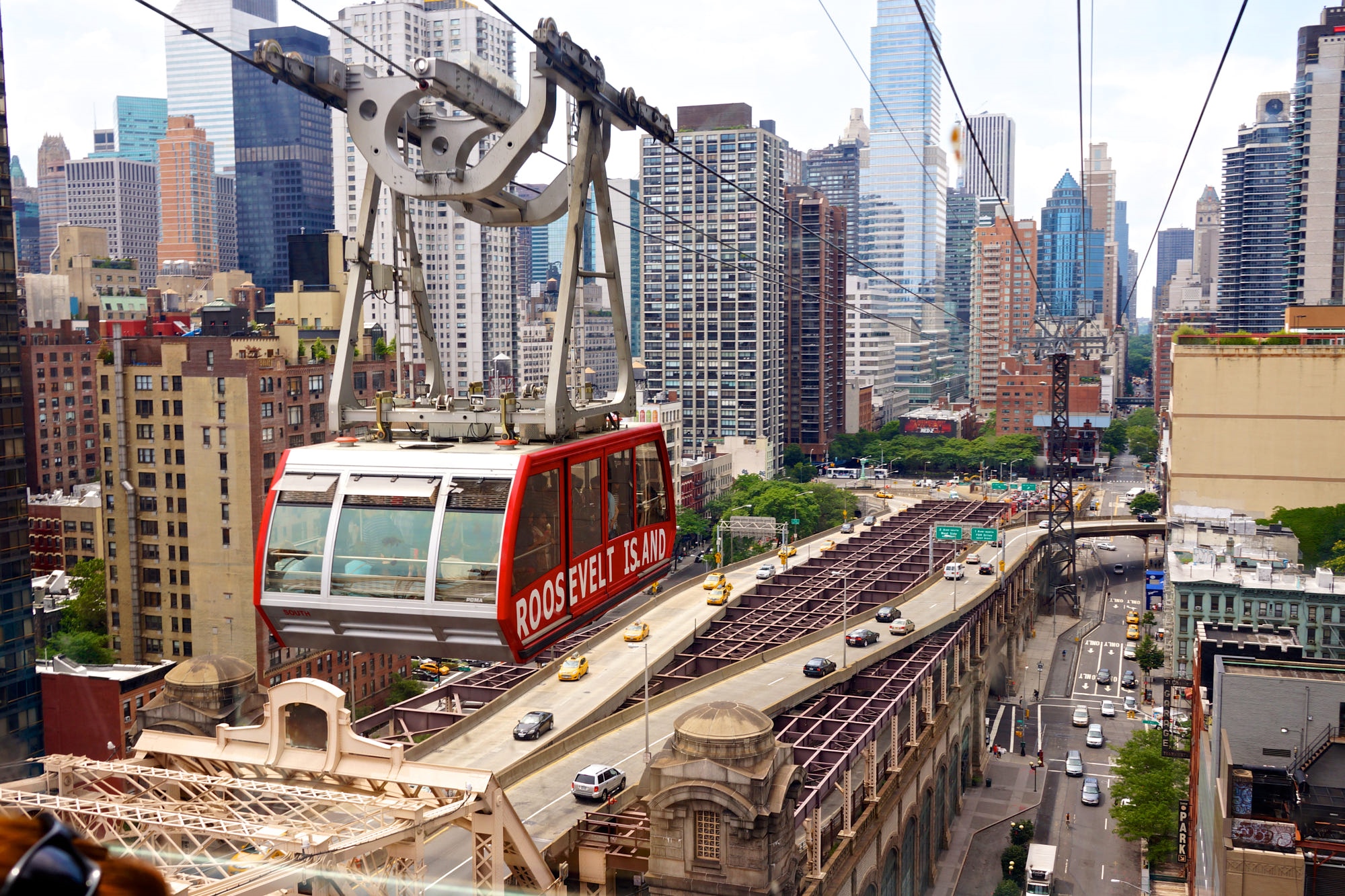Roosevelt Island Tramway over New York City skyline HD Wallpaper