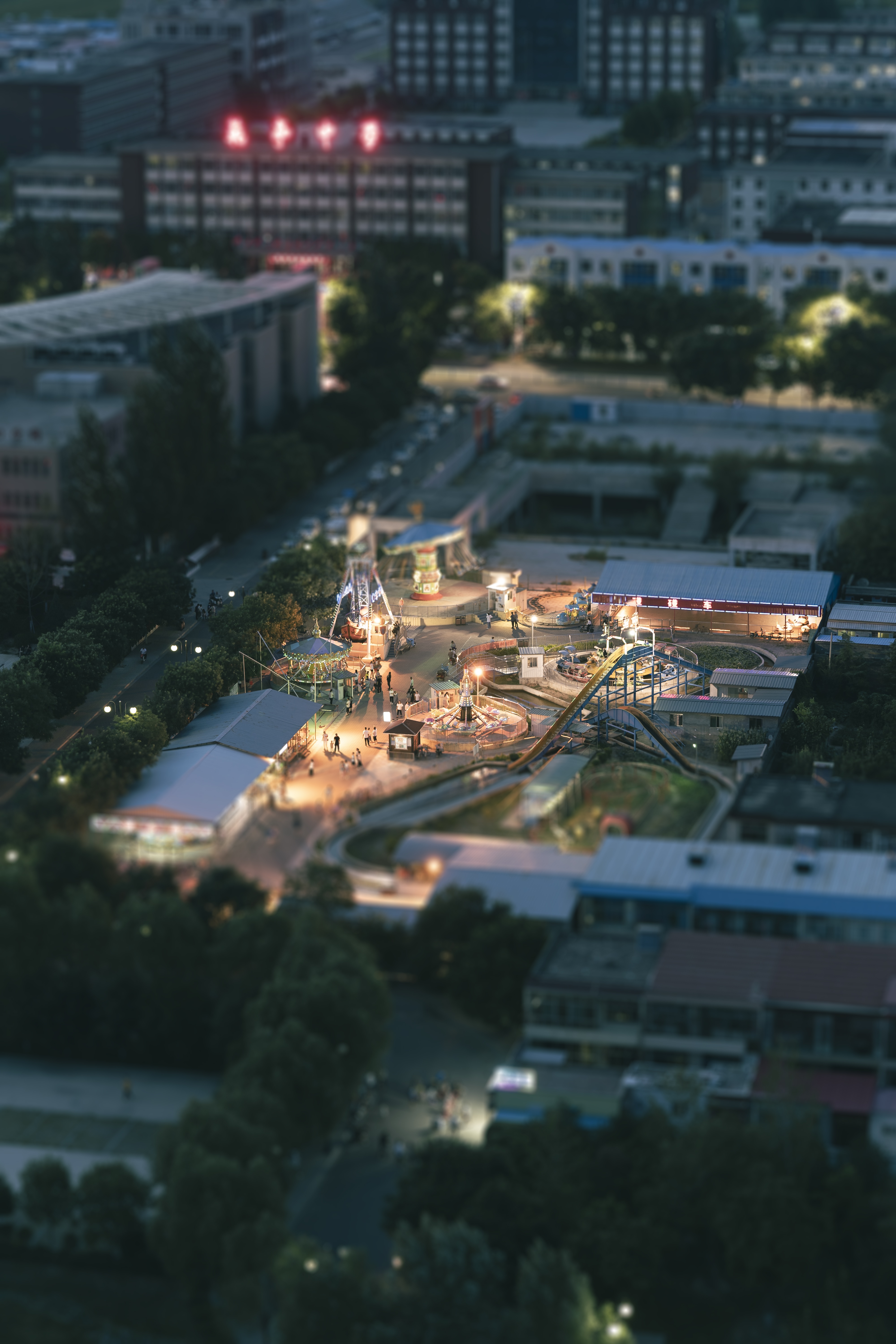 Amusement park at dusk with tilt shift effect HD Phone Wallpaper