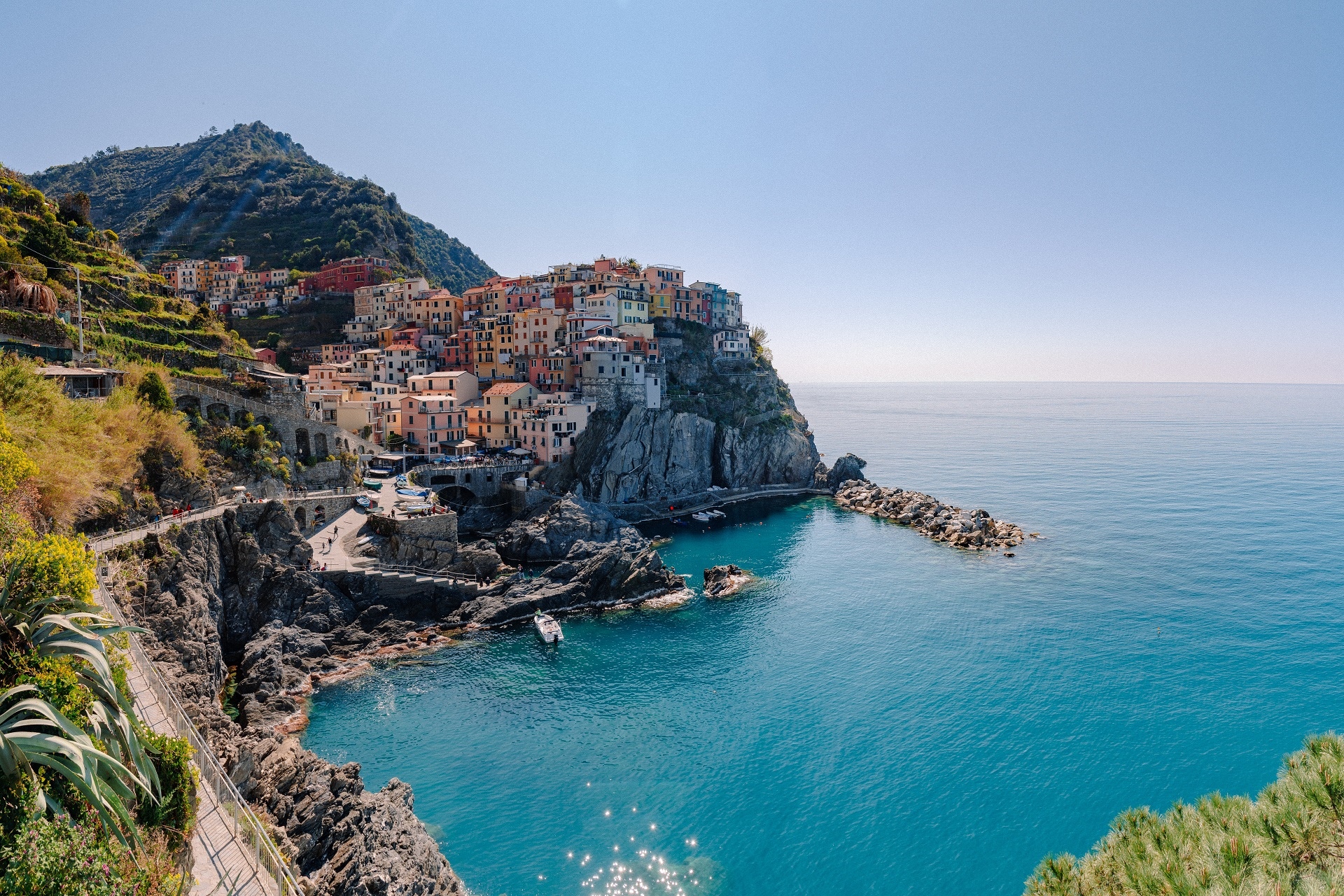 Manarola, Cinque Terre, Italy, colorful buildings on a cliff by the sea HD Wallpaper