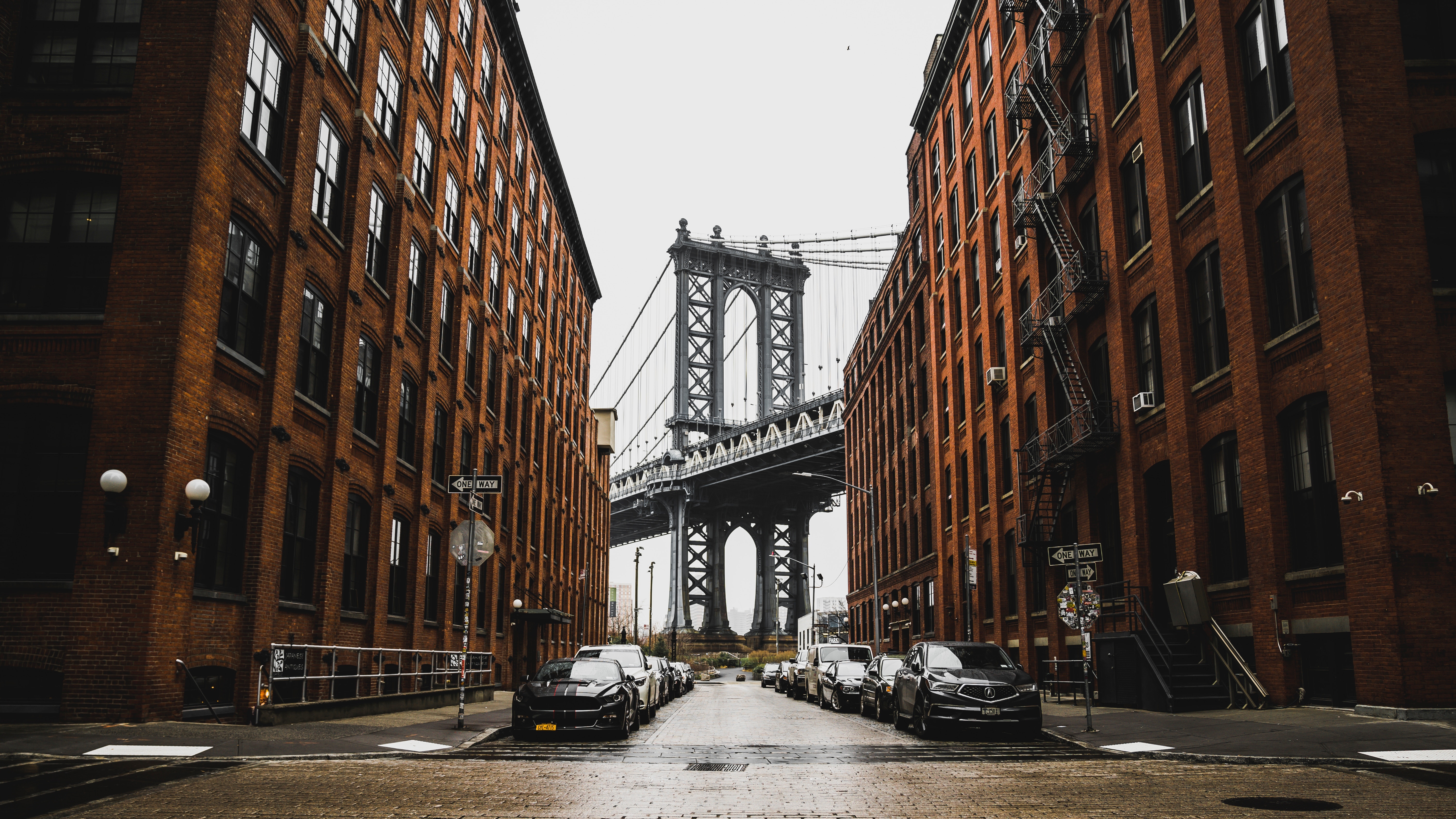 4K Manhattan Bridge between brick buildings in New York City HD Wallpaper