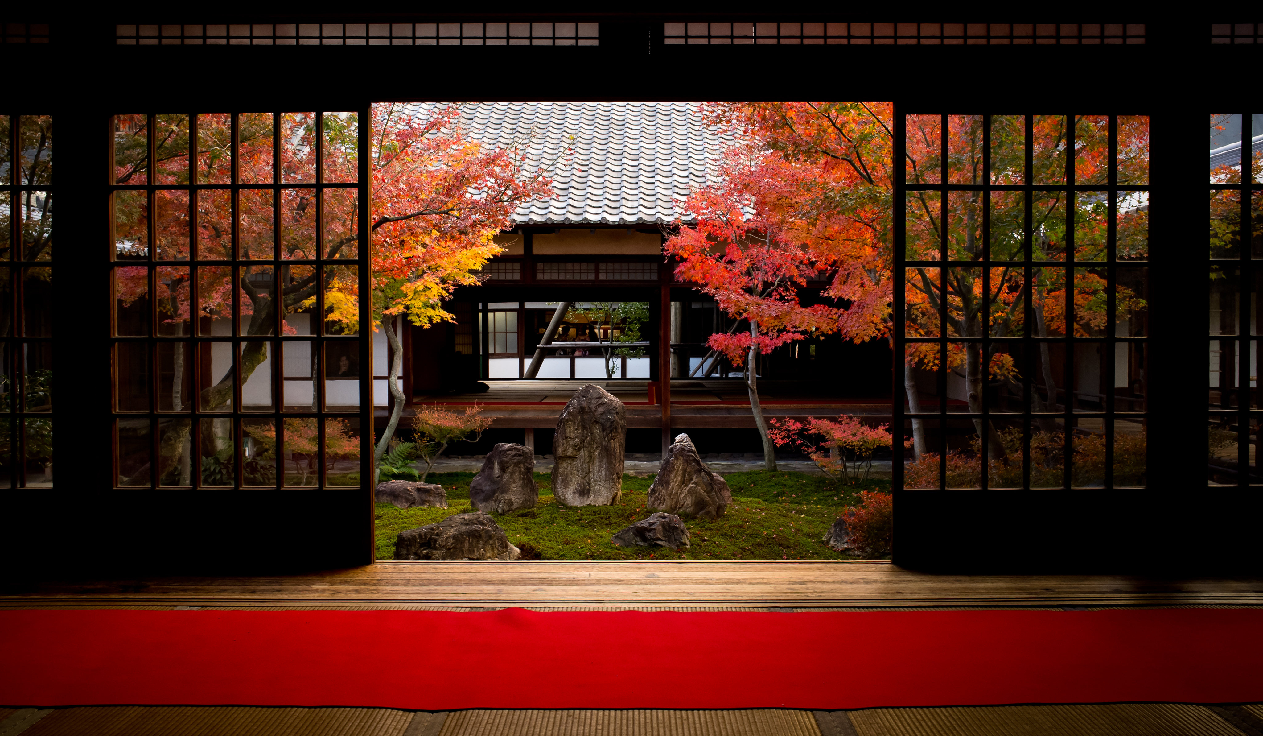 Japanese Garden with Autumn Foliage and Sliding Doors HD Wallpaper