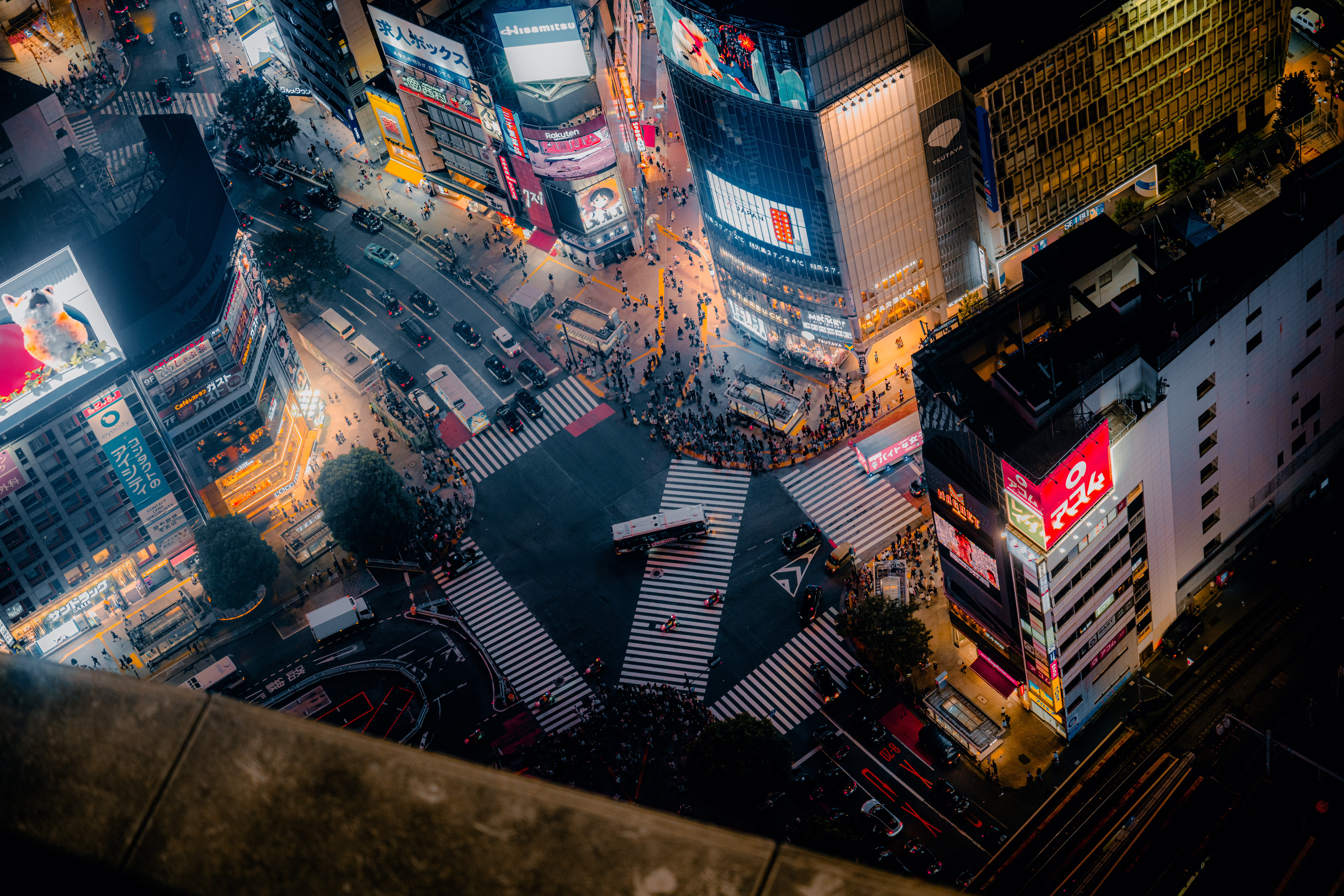 Cars and pedestrians at Shibuya Crossing at night HD Wallpaper