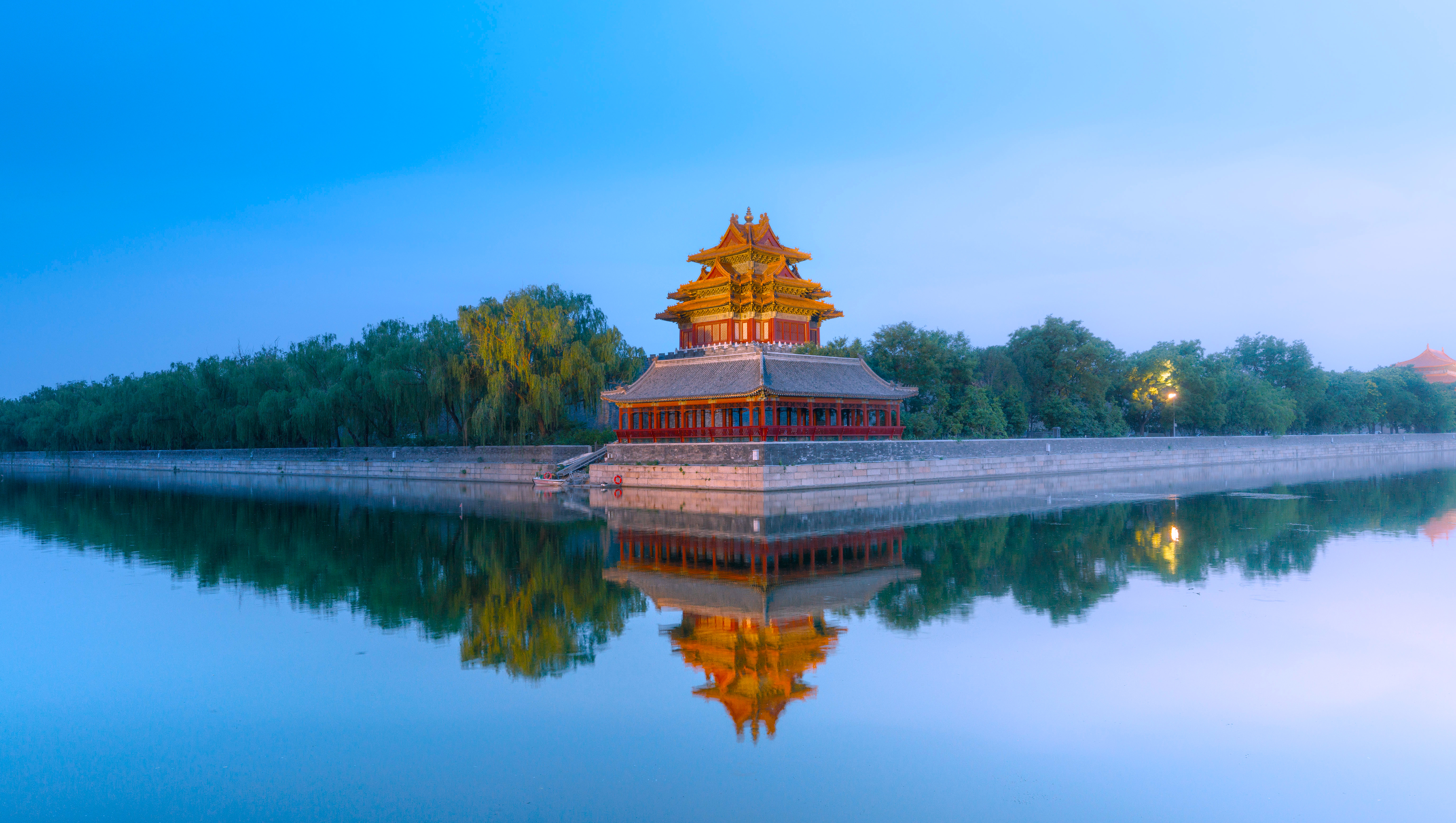 Corner Tower of the Forbidden City reflected in water HD Wallpaper
