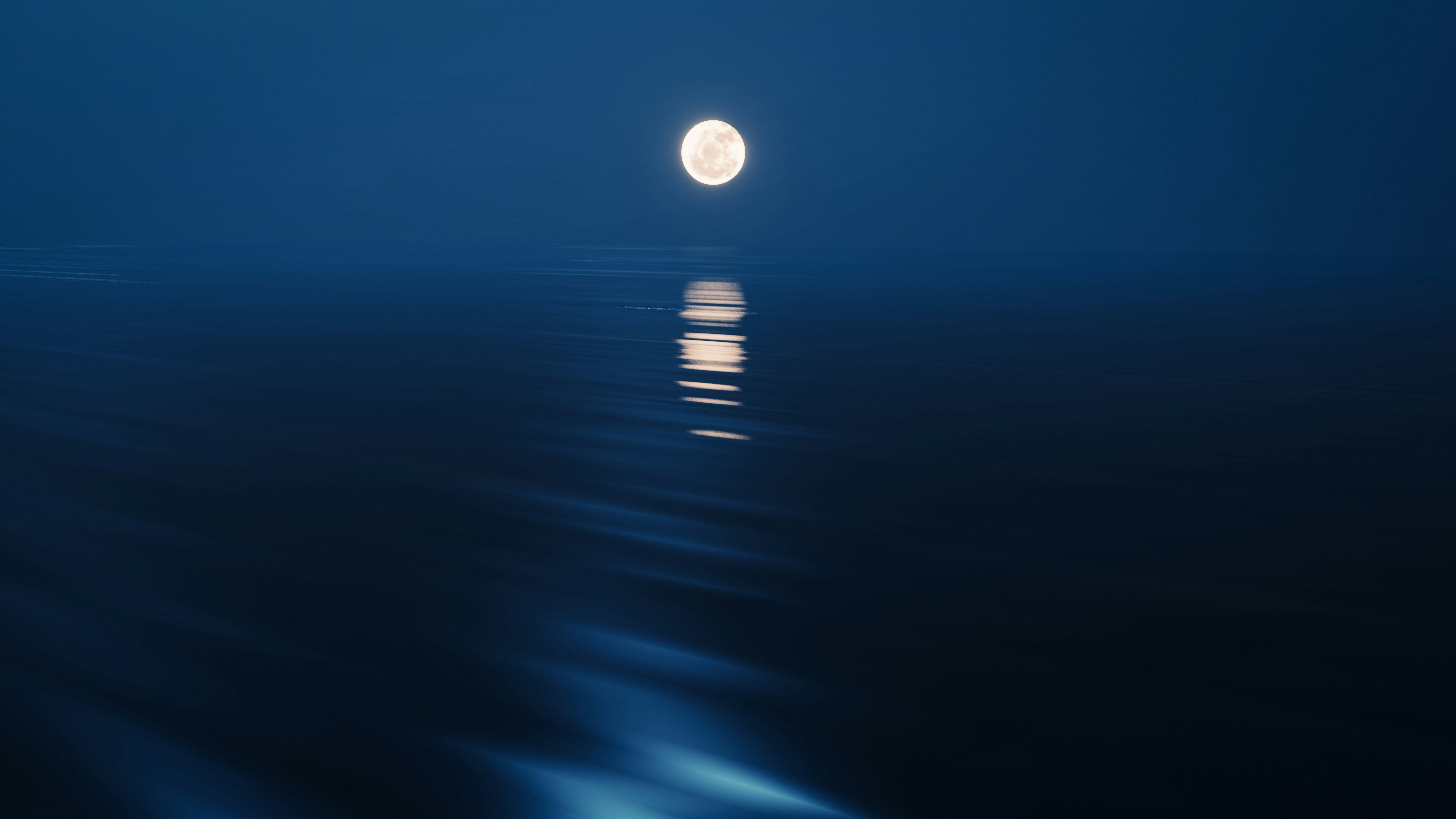 Full moon reflecting on dark water at night HD Wallpaper