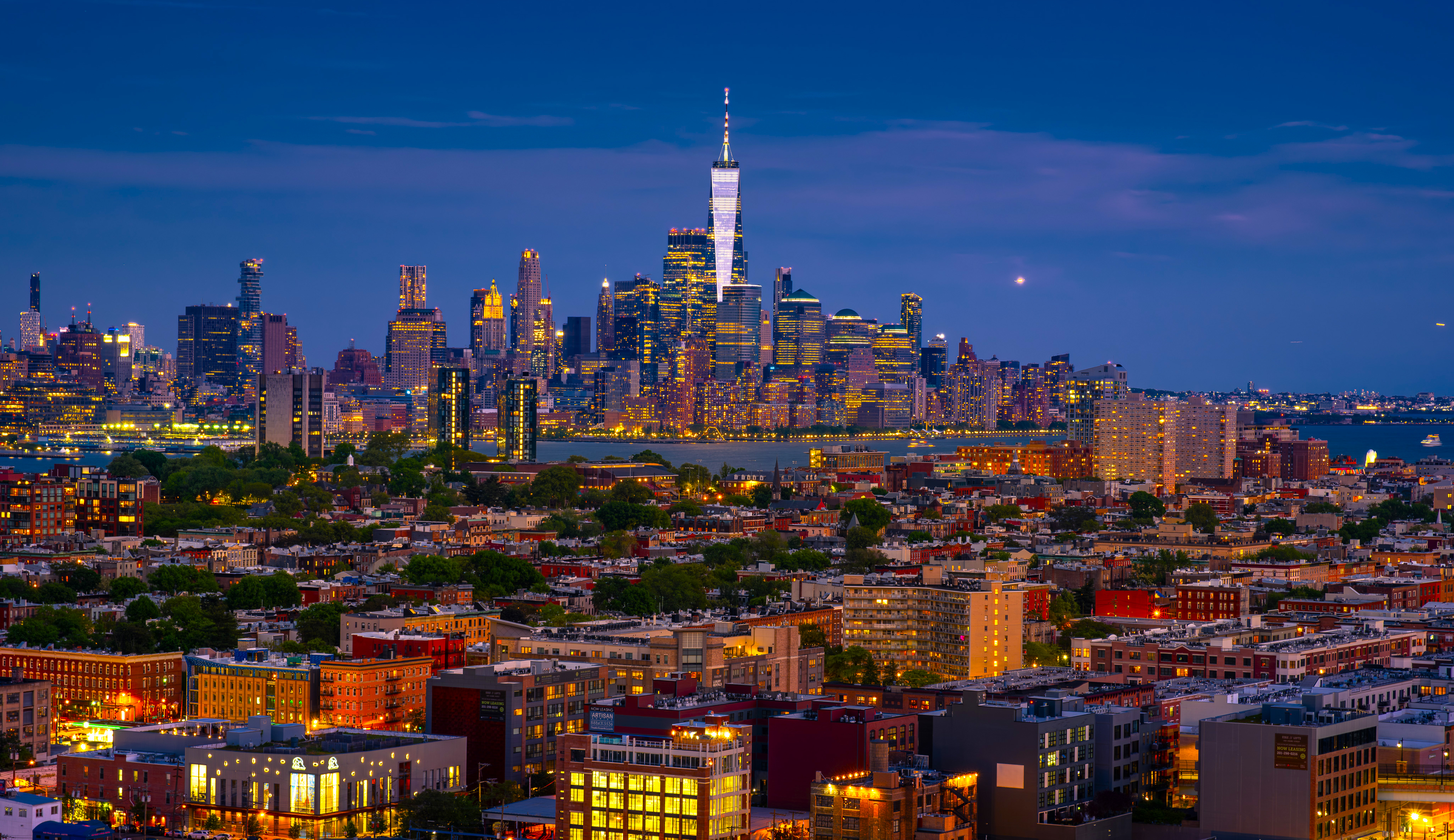 New York City skyline at dusk with One World Trade Center HD Wallpaper