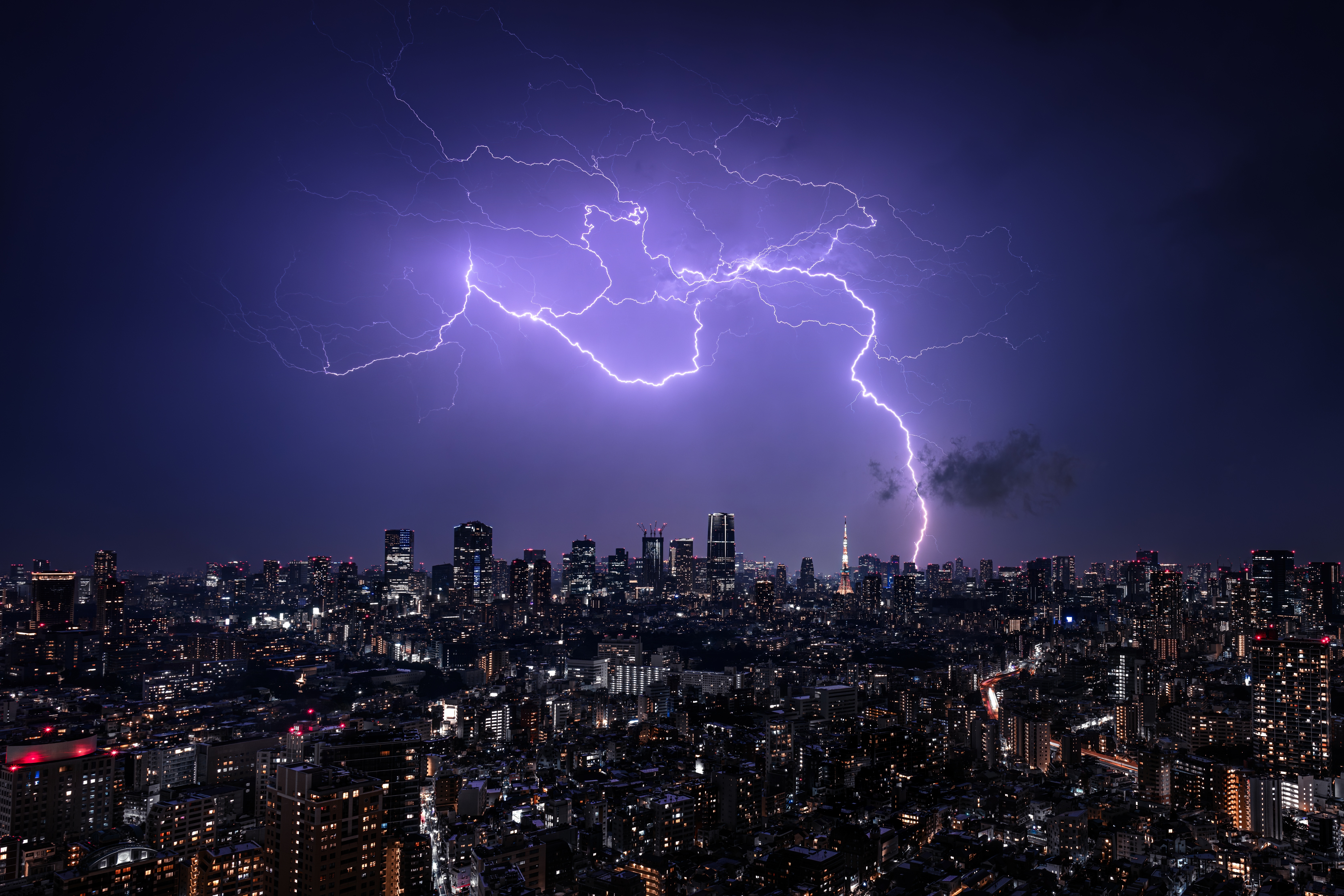Lightning strikes over Tokyo cityscape at night HD Wallpaper