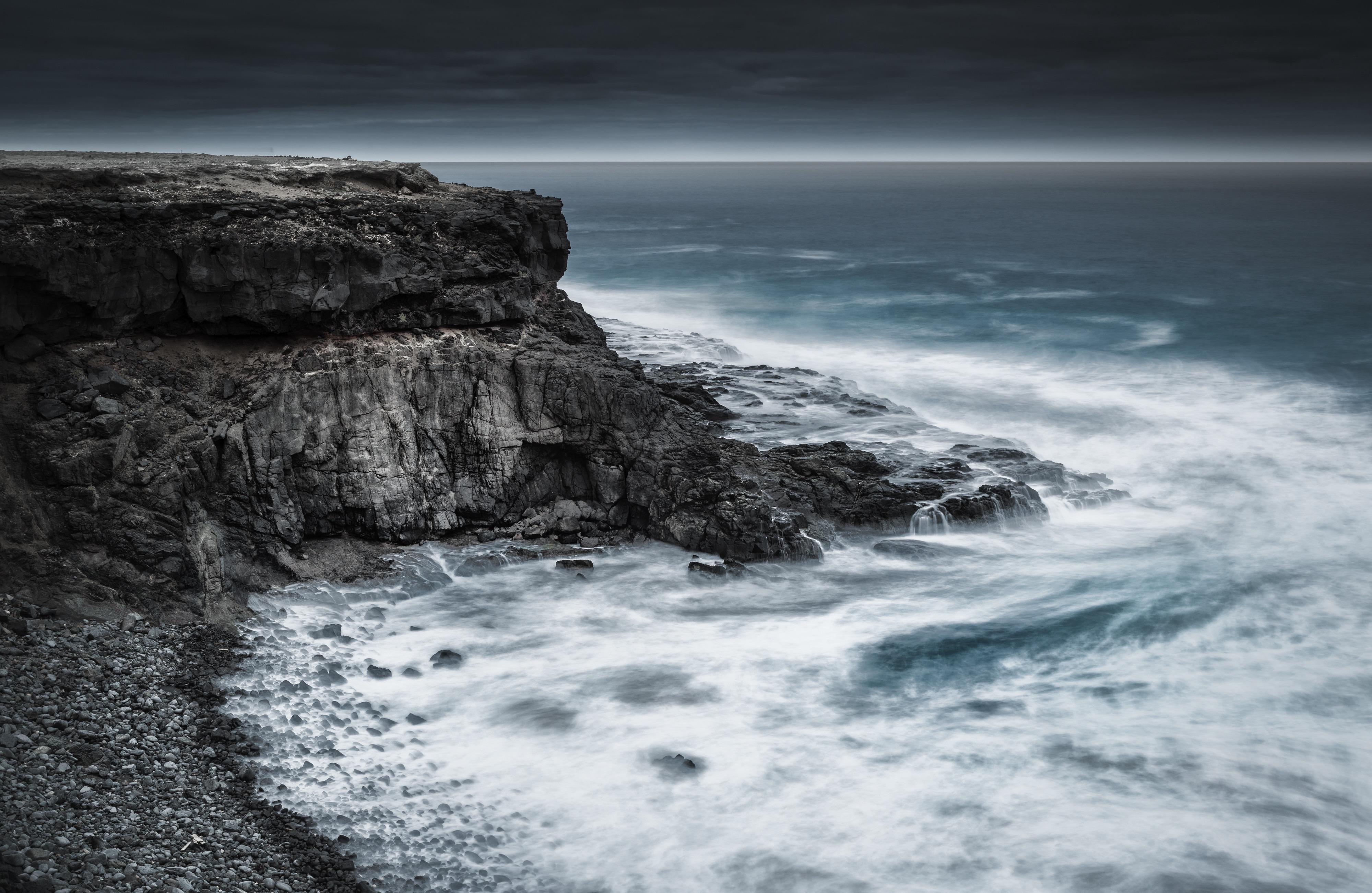 Rocky cliff overlooking the Atlantic Ocean with waves HD Wallpaper