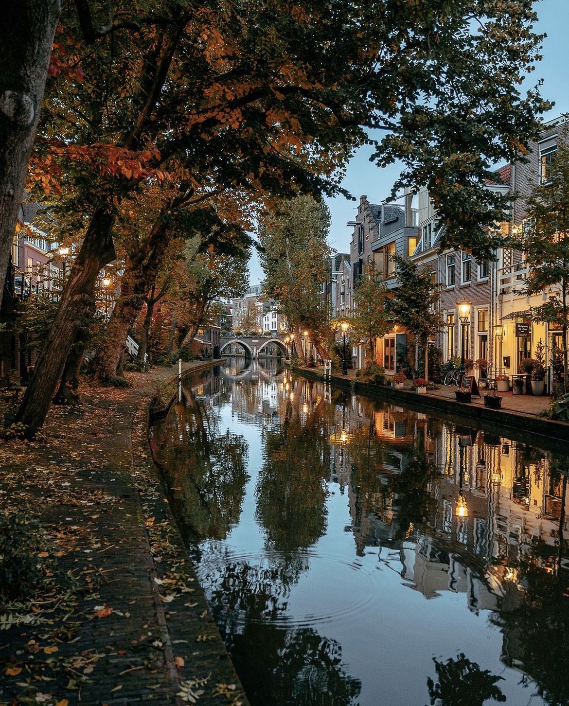 Canal in Utrecht, Netherlands during Fall HD Wallpaper