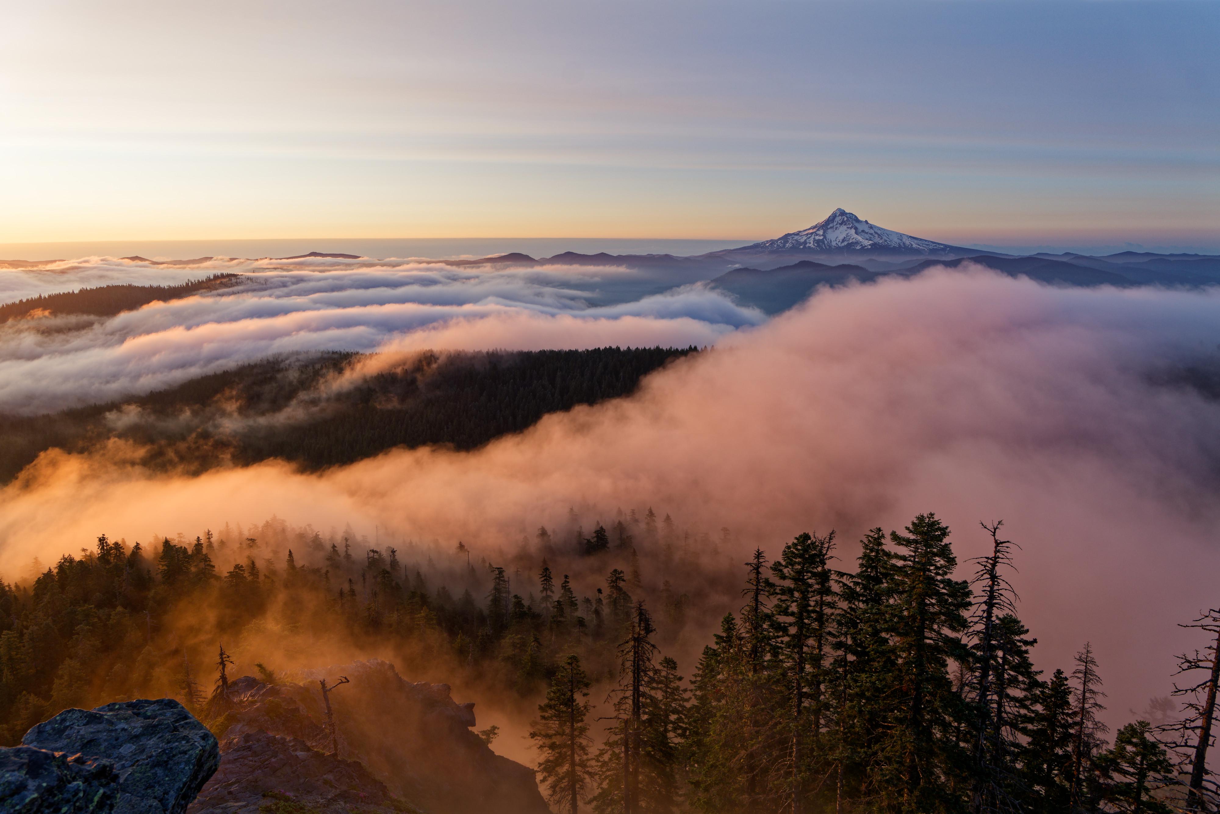 Sunrise Over Clouds and Mountains in Oregon HD Wallpaper