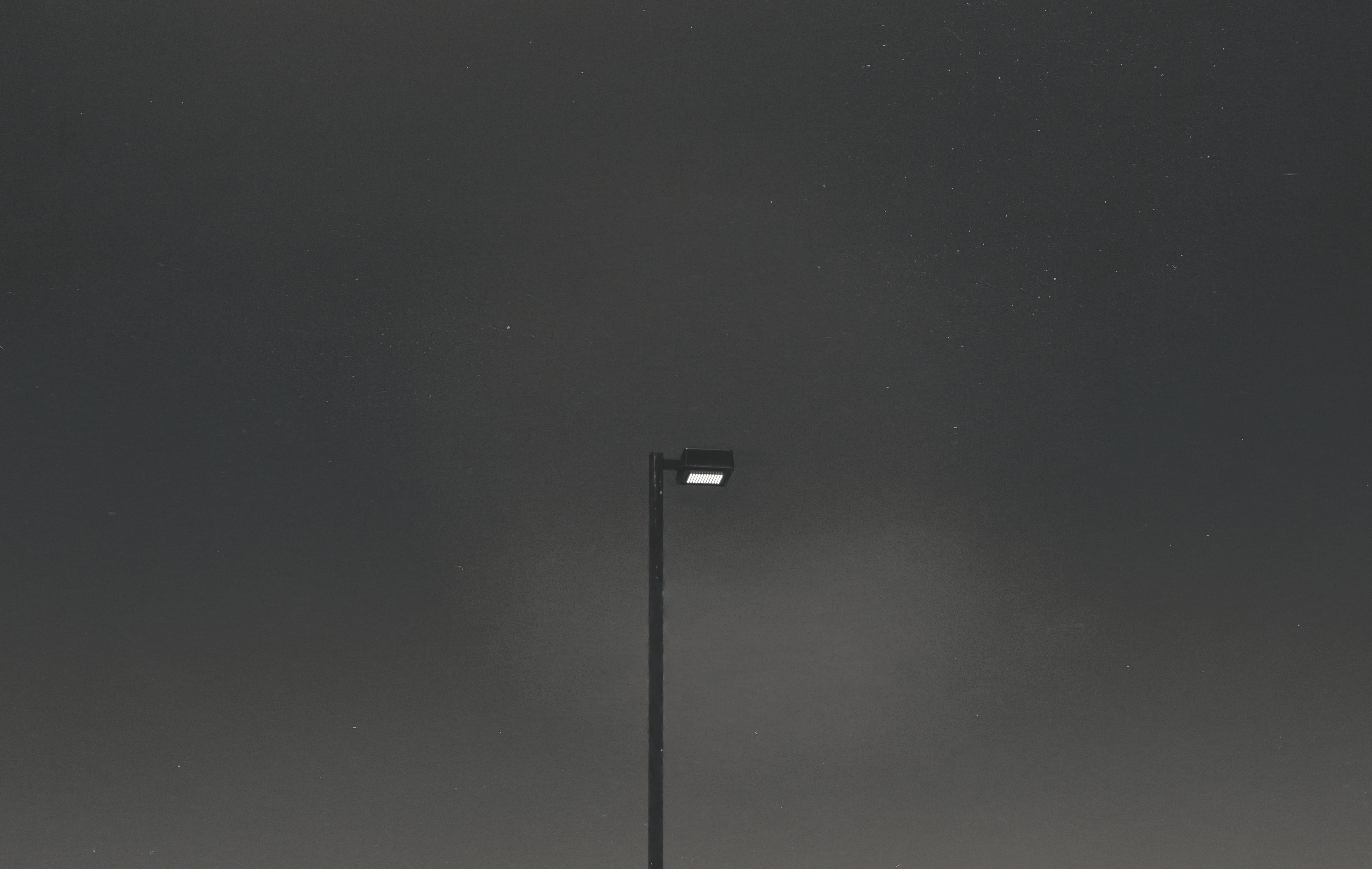 Street light against a dark, starry sky HD Wallpaper