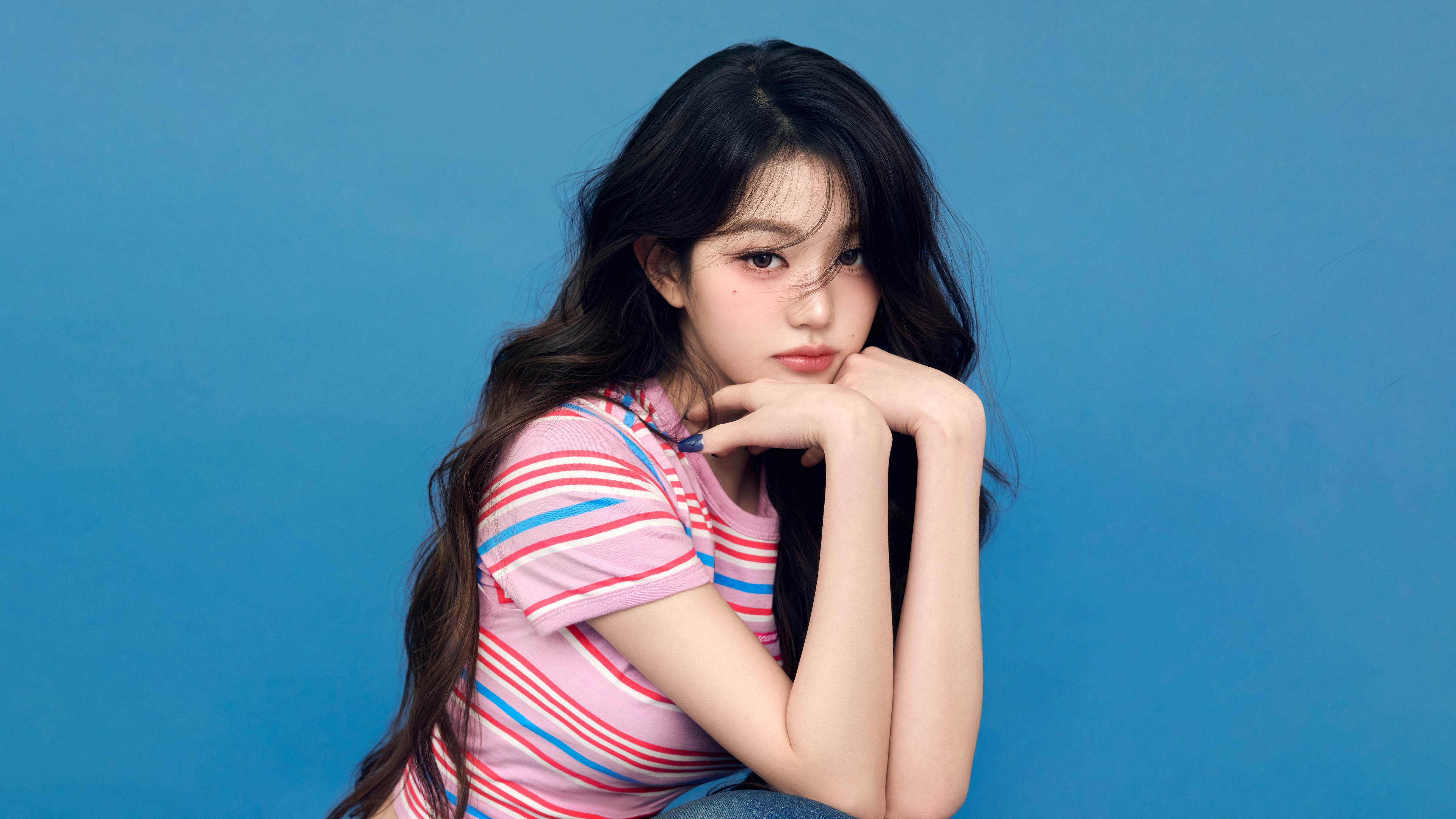 Wonyoung of IVE posing with hands on chin HD Wallpaper