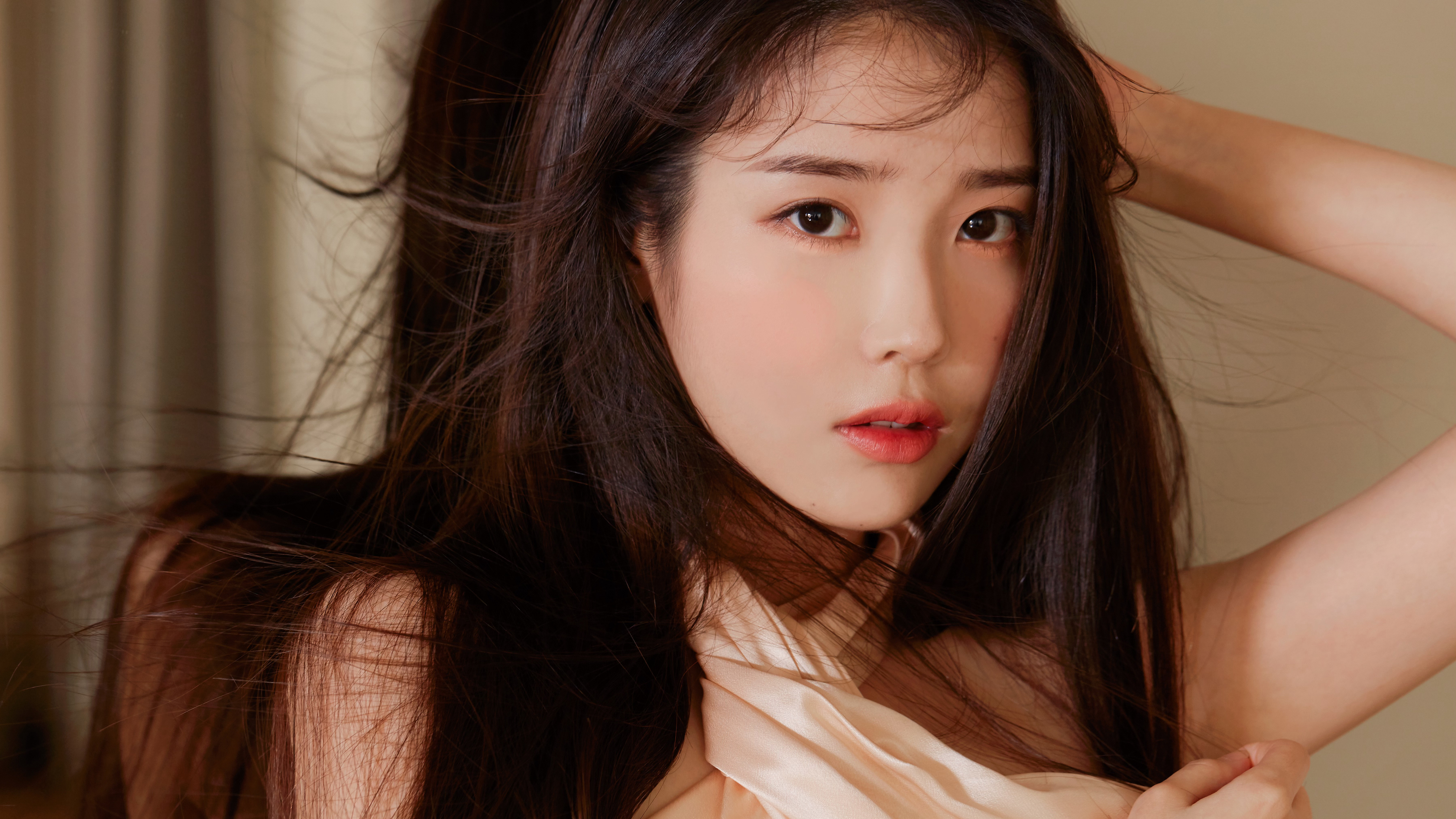 Lee Ji-Eun looking at viewer HD Wallpaper