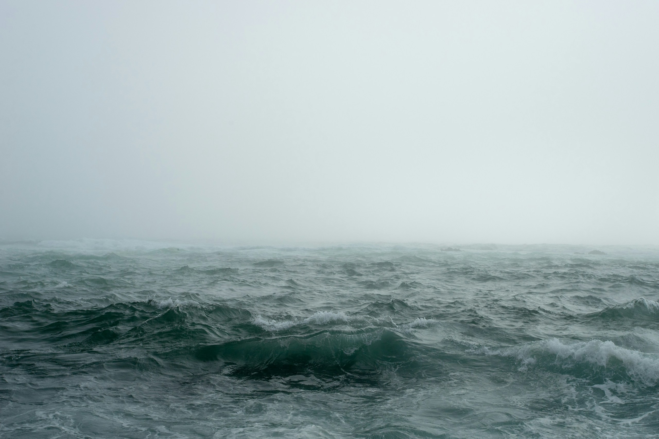 Stormy Ocean Waves Under a Foggy Sky HD Wallpaper