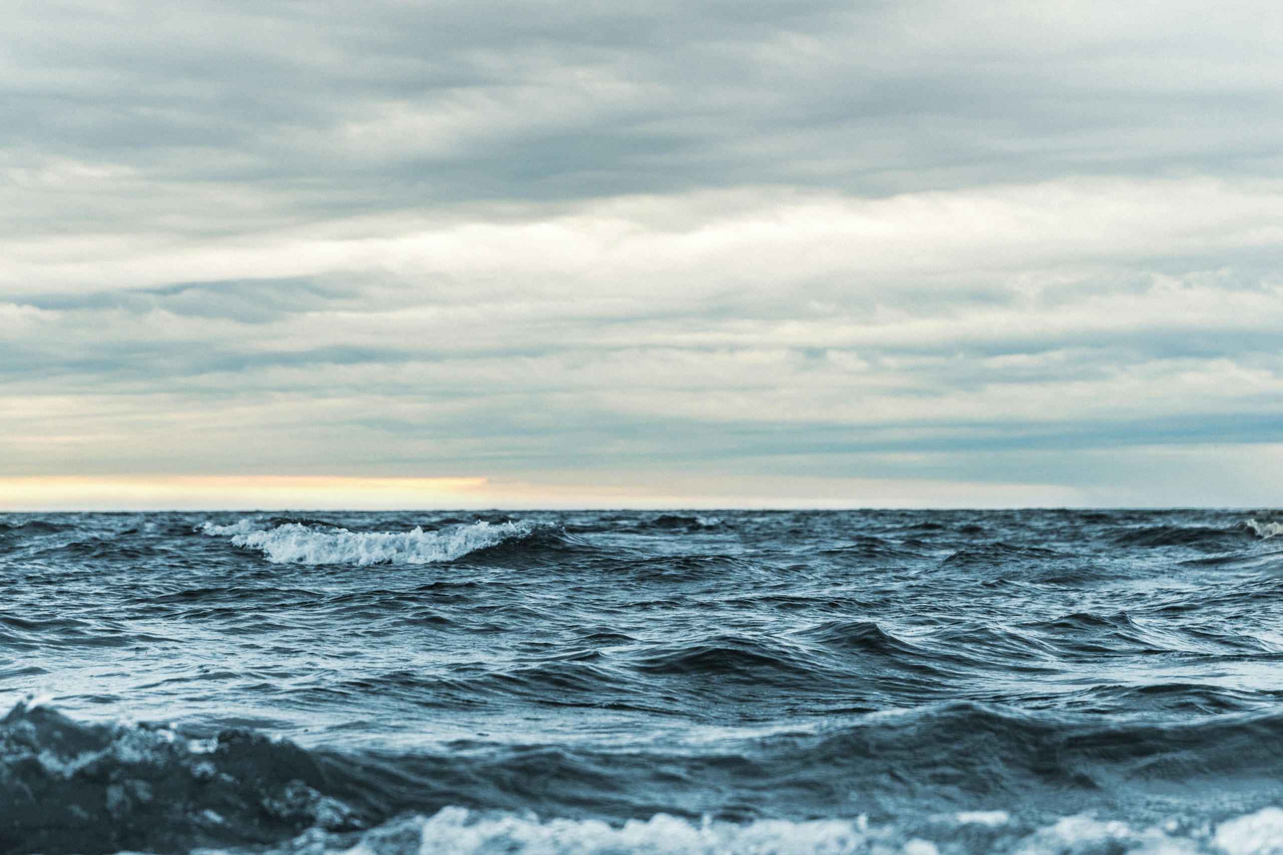 Choppy Ocean Waves Under a Cloudy Sky HD Wallpaper