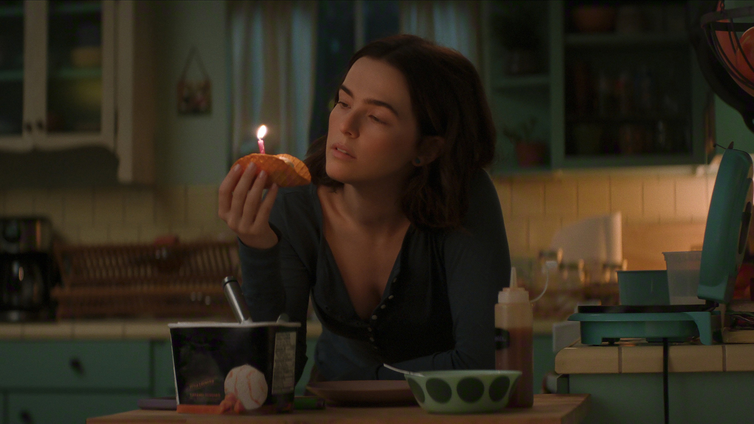 Zoey Deutch as Isabelle in Voicemails for Isabelle HD Wallpaper
