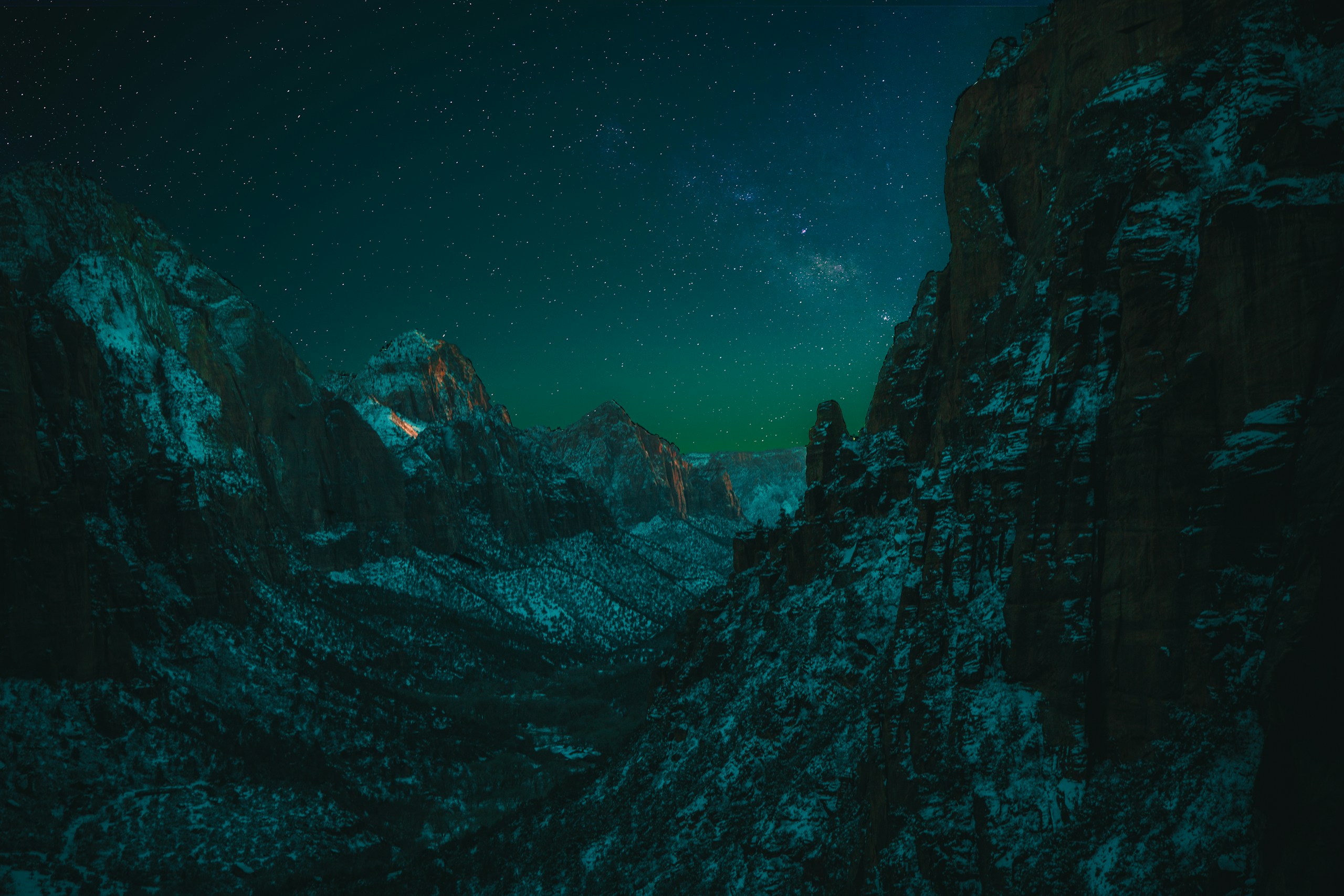 Starry night sky over snow-dusted Zion Canyon HD Wallpaper
