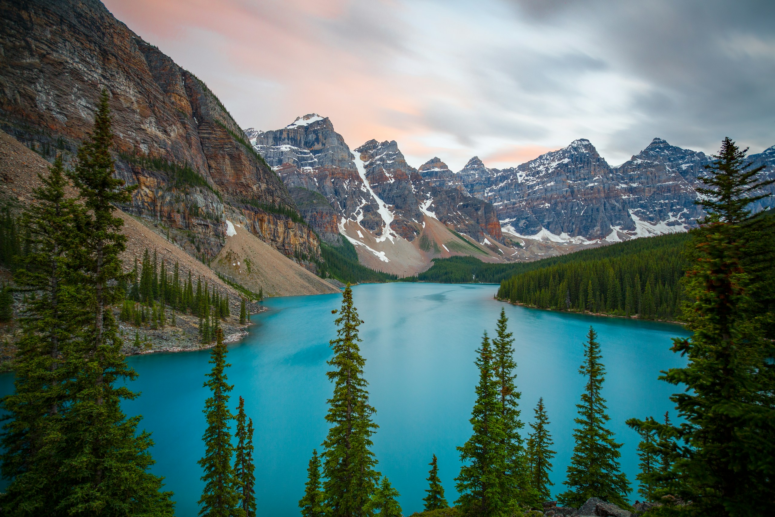 Turquoise Moraine Lake in Banff National Park HD Wallpaper