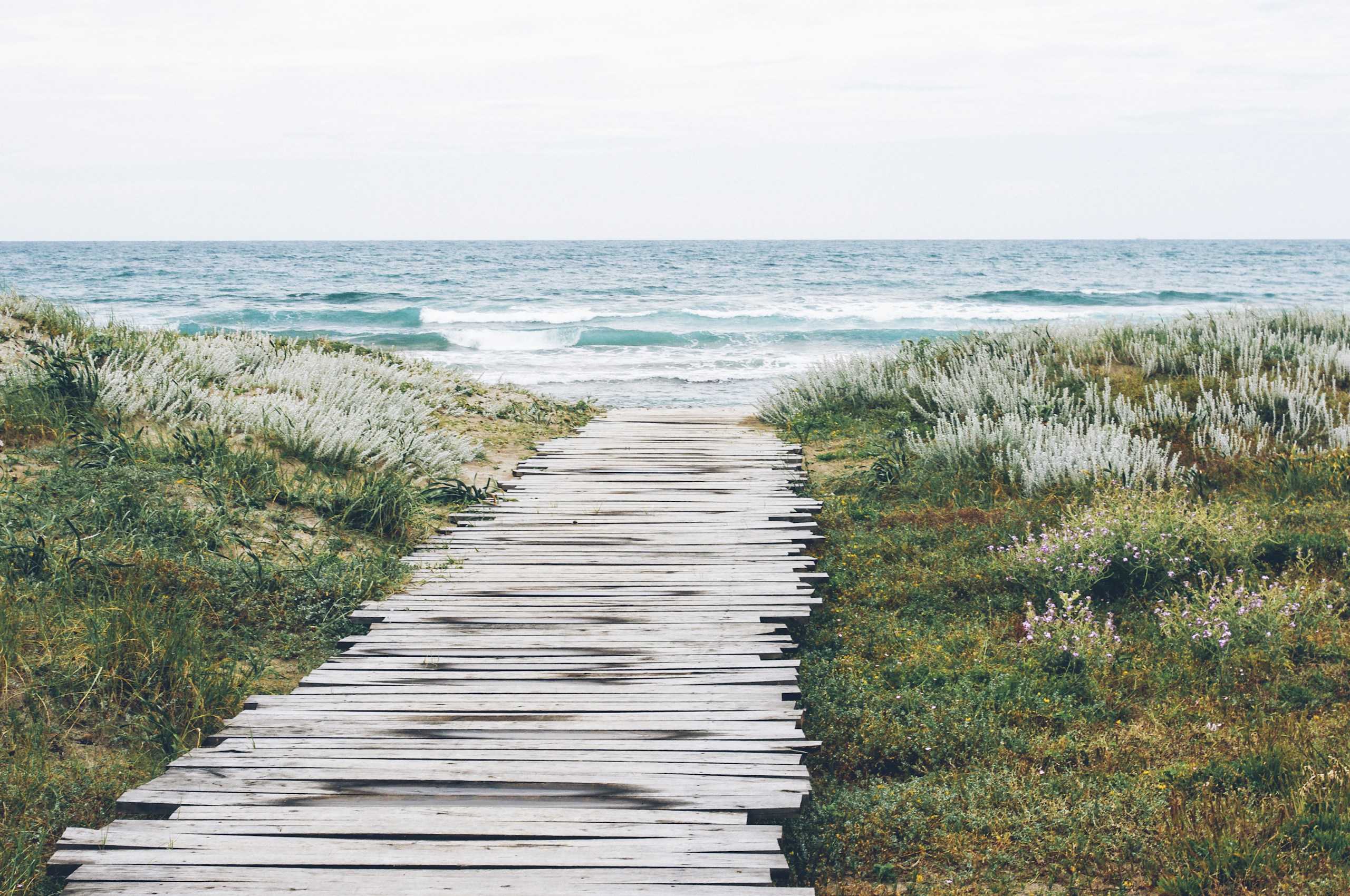 Wooden boardwalk leading to the ocean beach HD Wallpaper