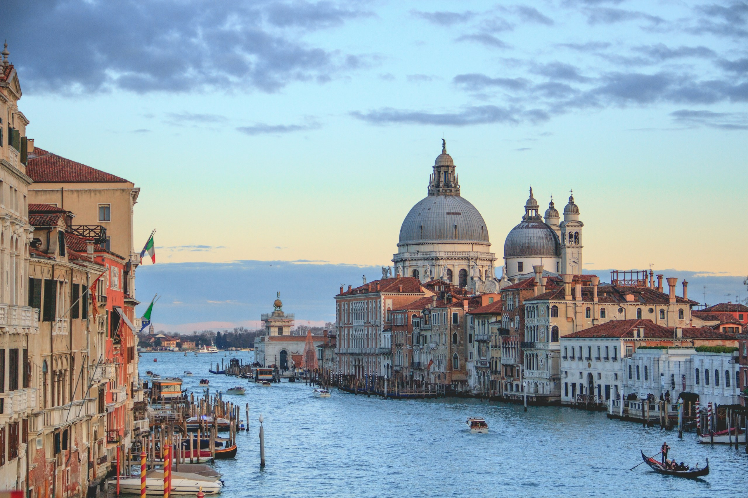 Grand Canal and Santa Maria della Salute in Venice HD Wallpaper