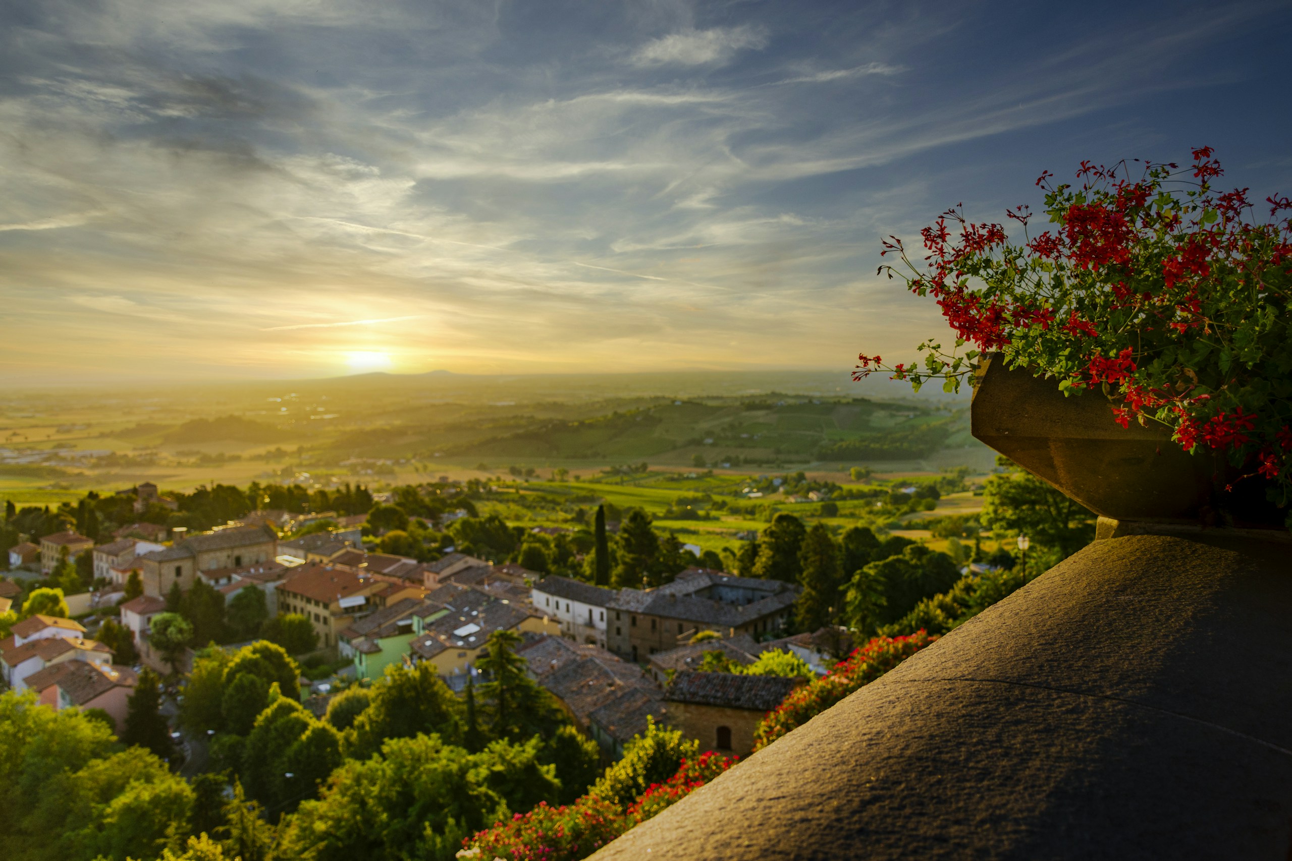 Sunset over Romagna lowlands from Bertinoro terrace HD Wallpaper