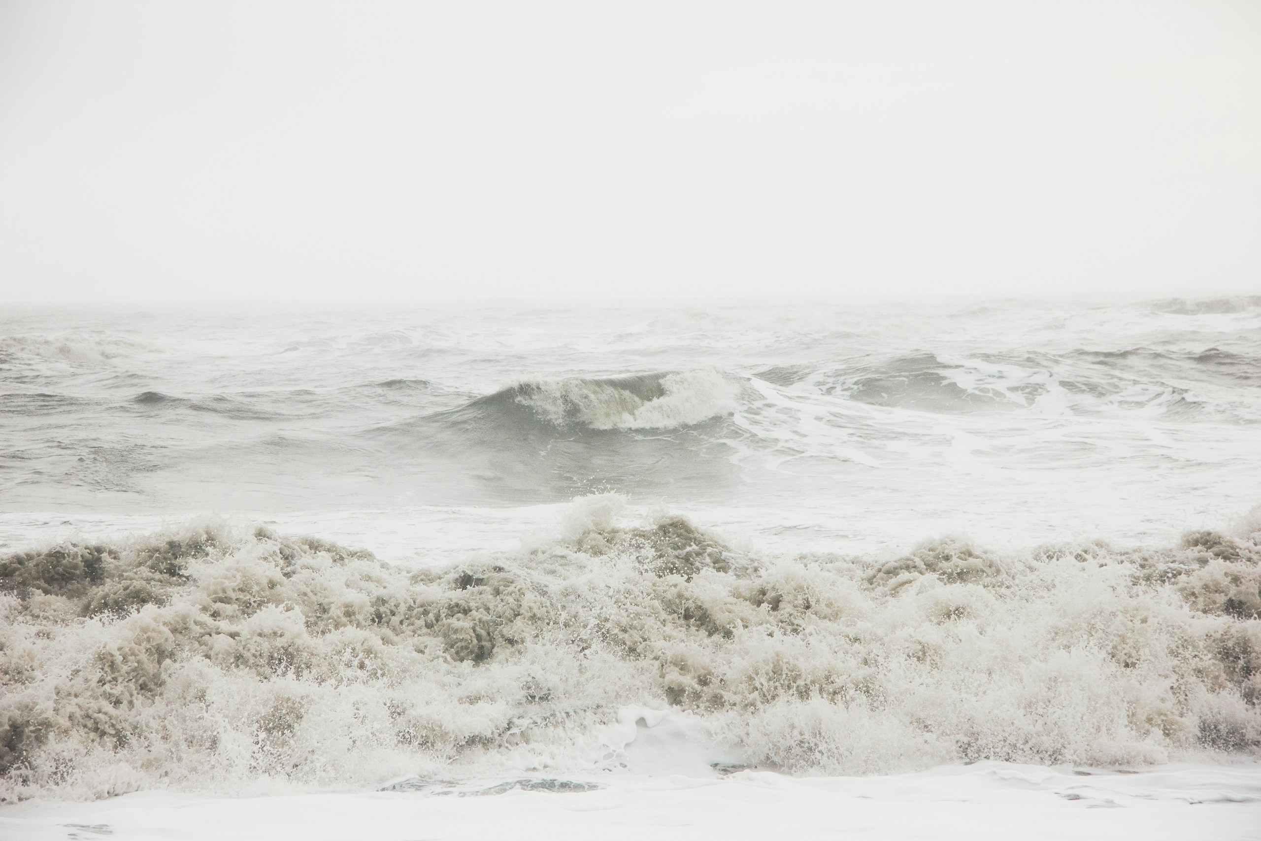 Rough sea waves under an overcast sky HD Wallpaper