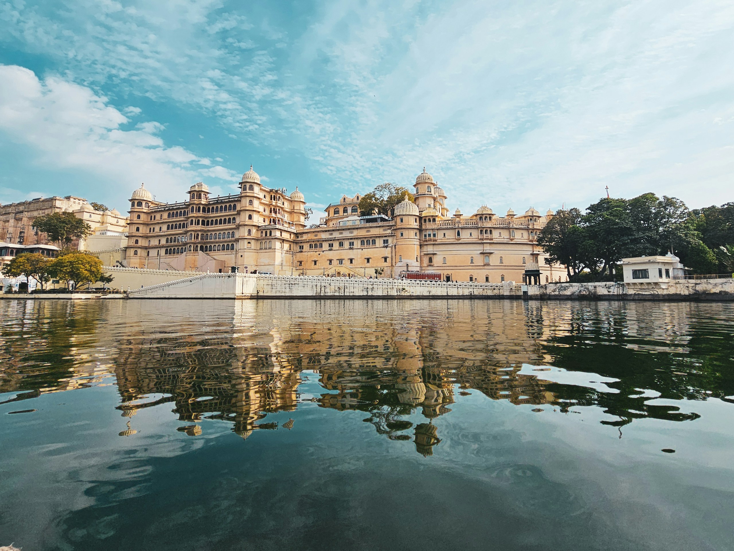 City Palace Udaipur Reflected in Lake Pichola HD Wallpaper