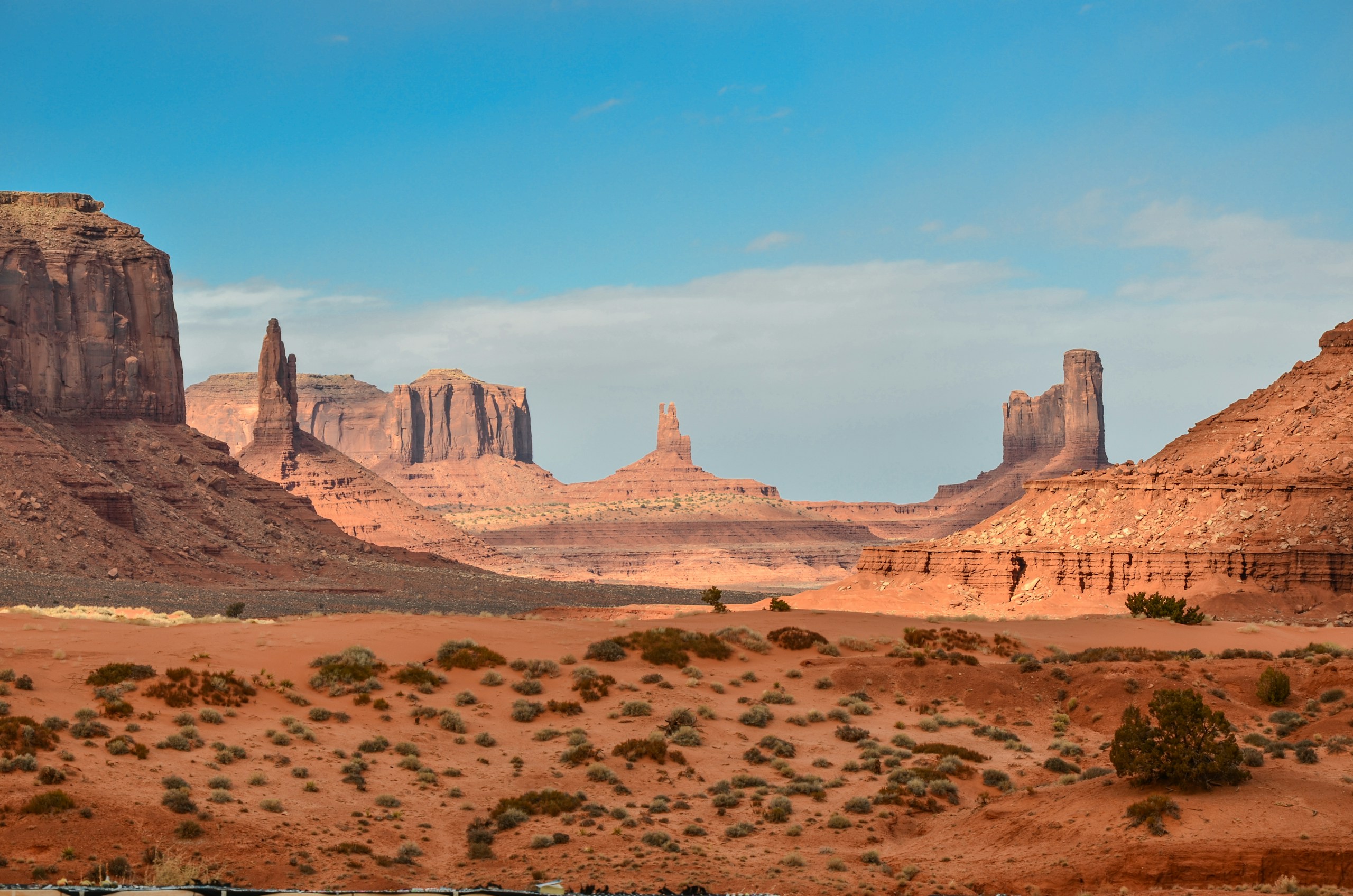 Red rock formations in Monument Valley desert landscape HD Wallpaper