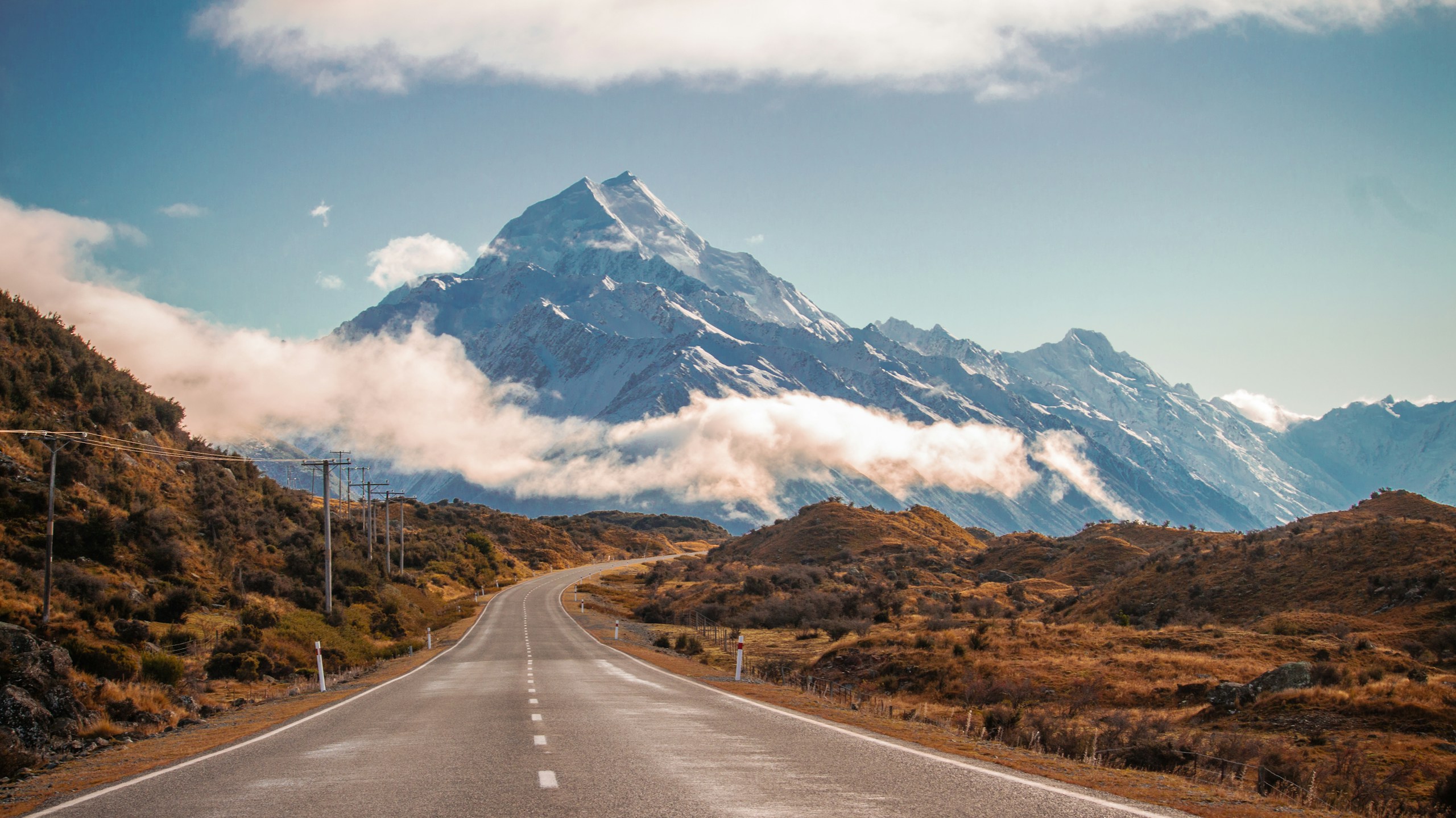 Empty road winding towards Mount Cook HD Wallpaper
