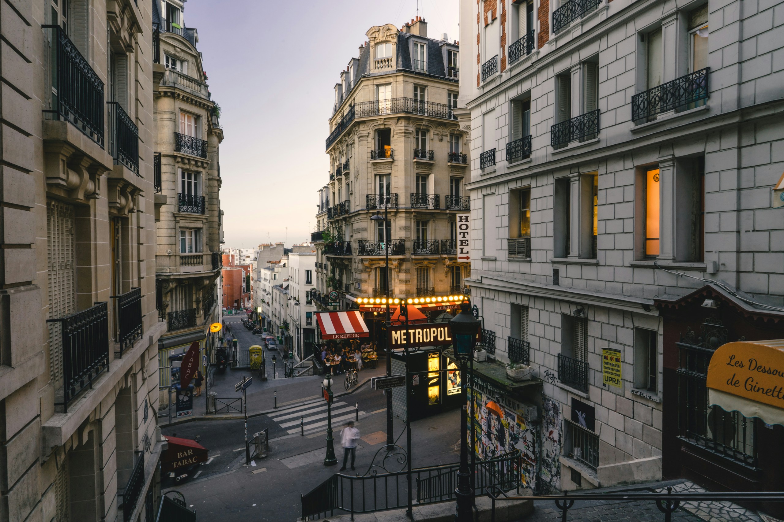 Montmartre Street Scene at Dusk in Paris HD Wallpaper