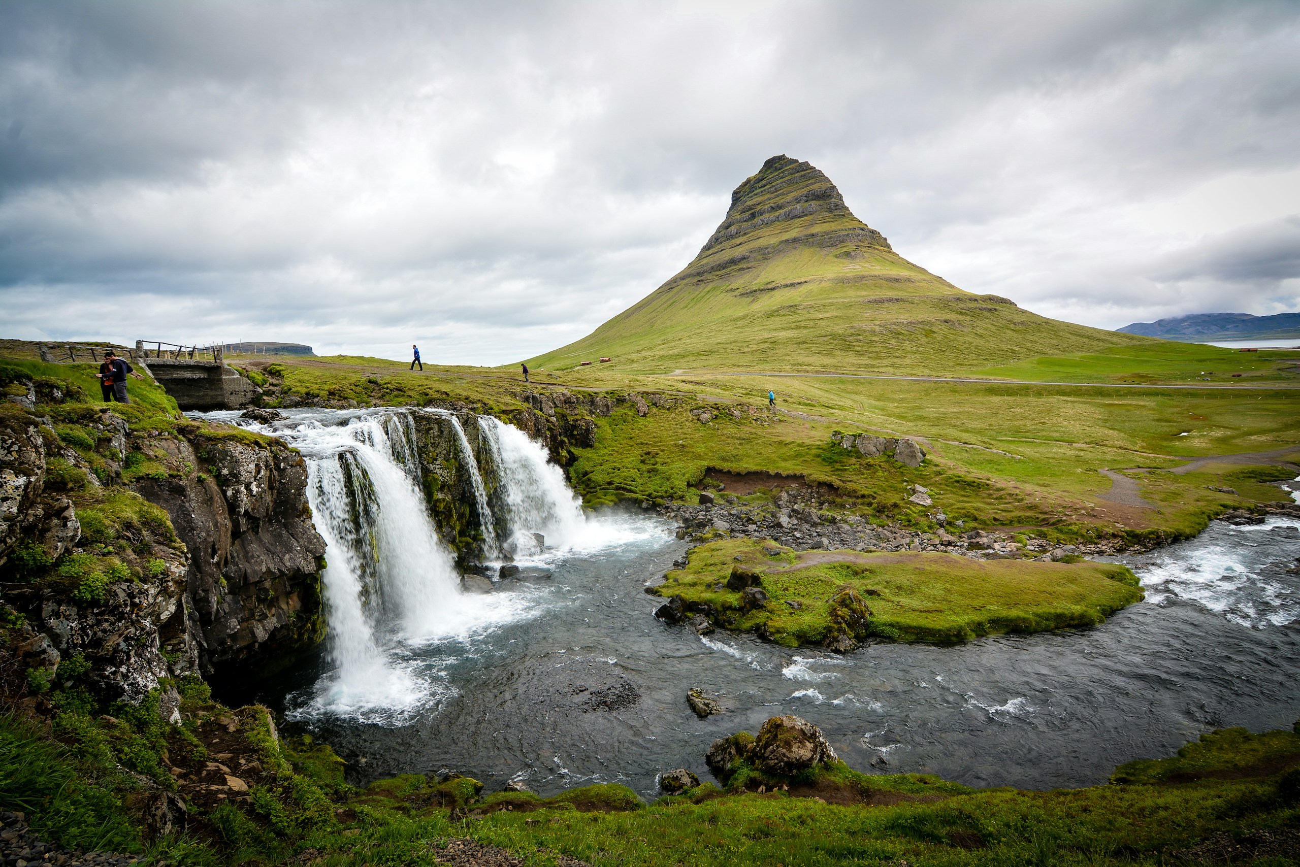 Kirkjufellsfoss Waterfall and Kirkjufell Mountain in Iceland HD Wallpaper