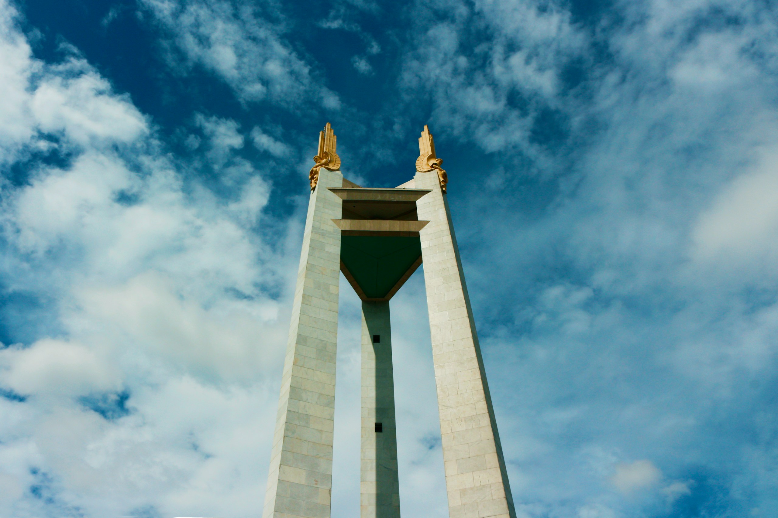 Quezon Memorial Shrine under a blue sky HD Wallpaper