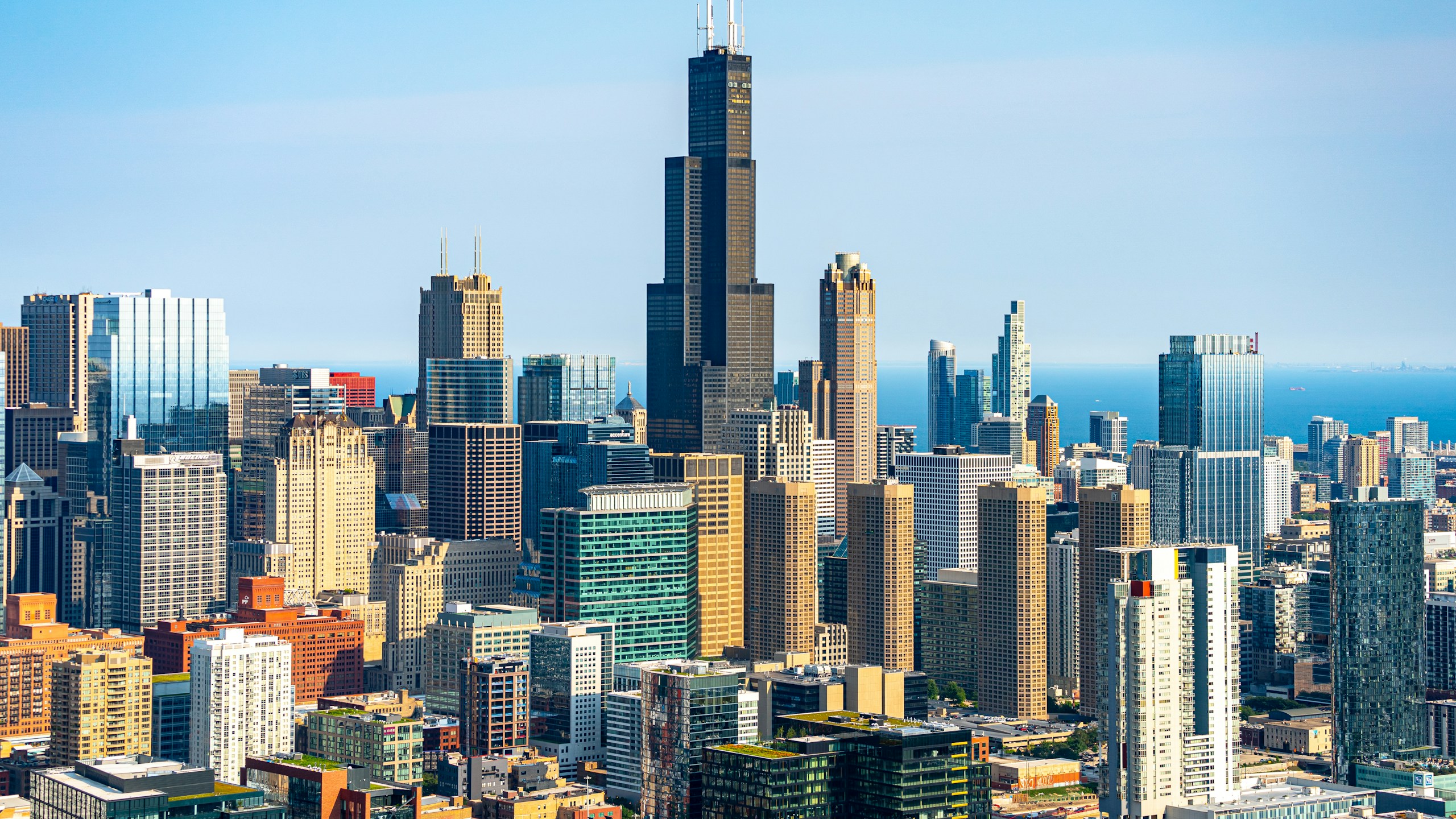 Chicago Skyline with Willis Tower and Lake Michigan HD Wallpaper