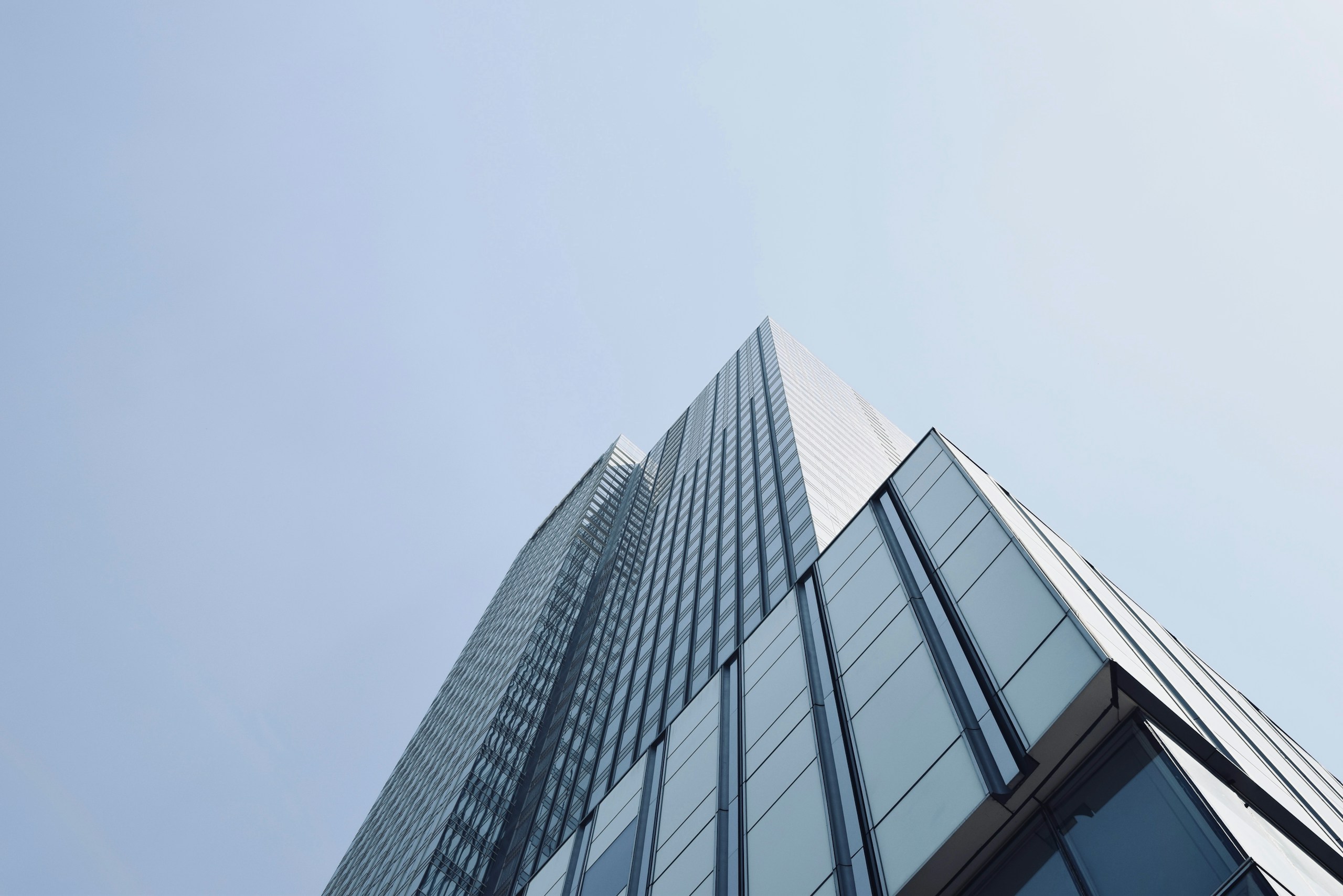 Low Angle View of a Modern Glass Skyscraper HD Wallpaper