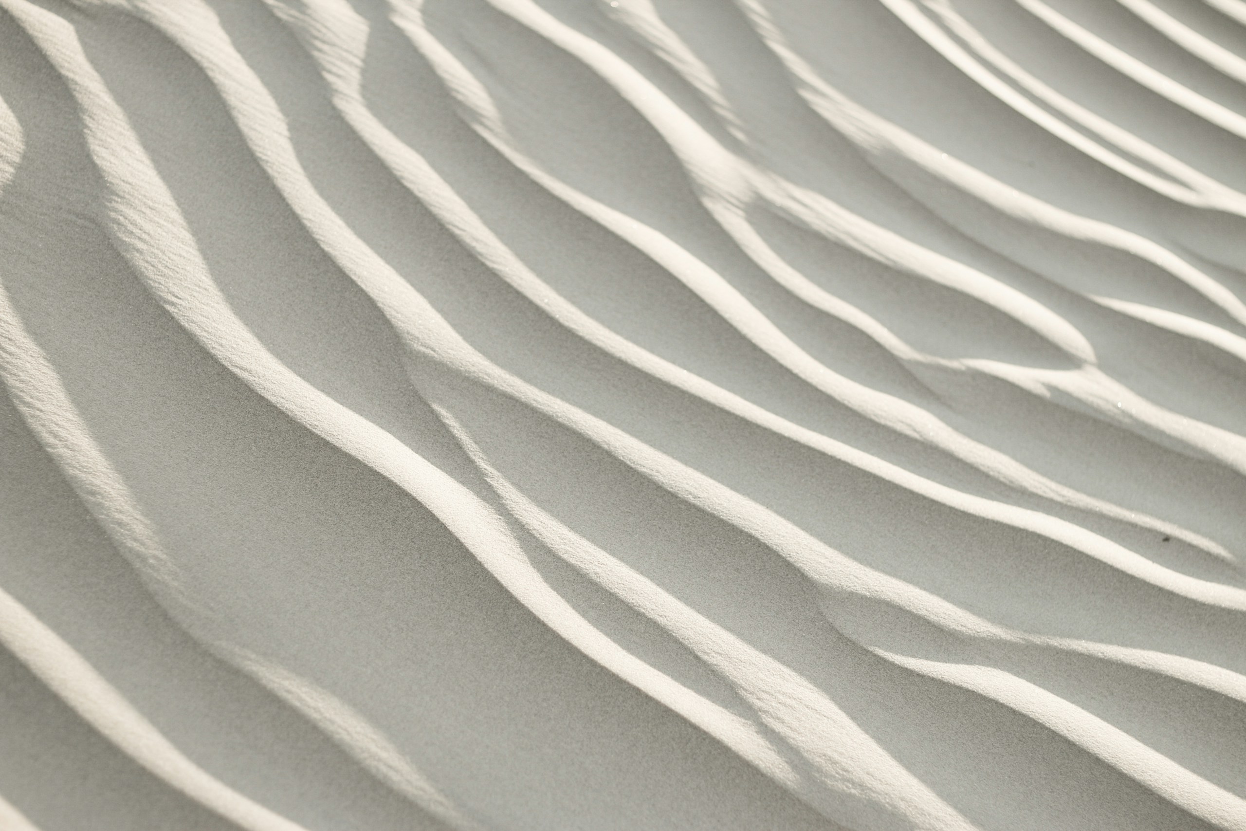 Wavy patterns on white sand dunes HD Wallpaper