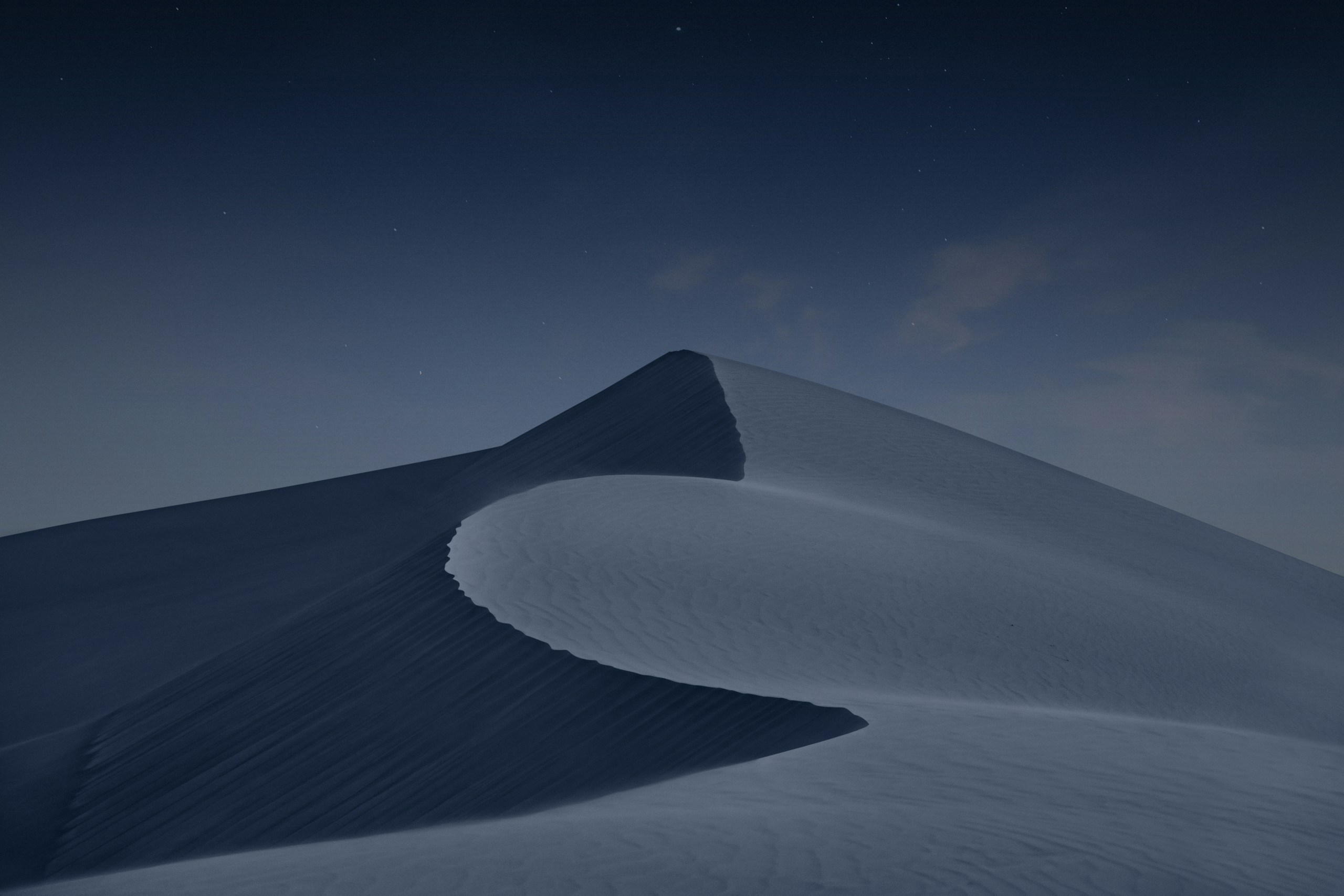 Sand dune in the desert at night HD Wallpaper