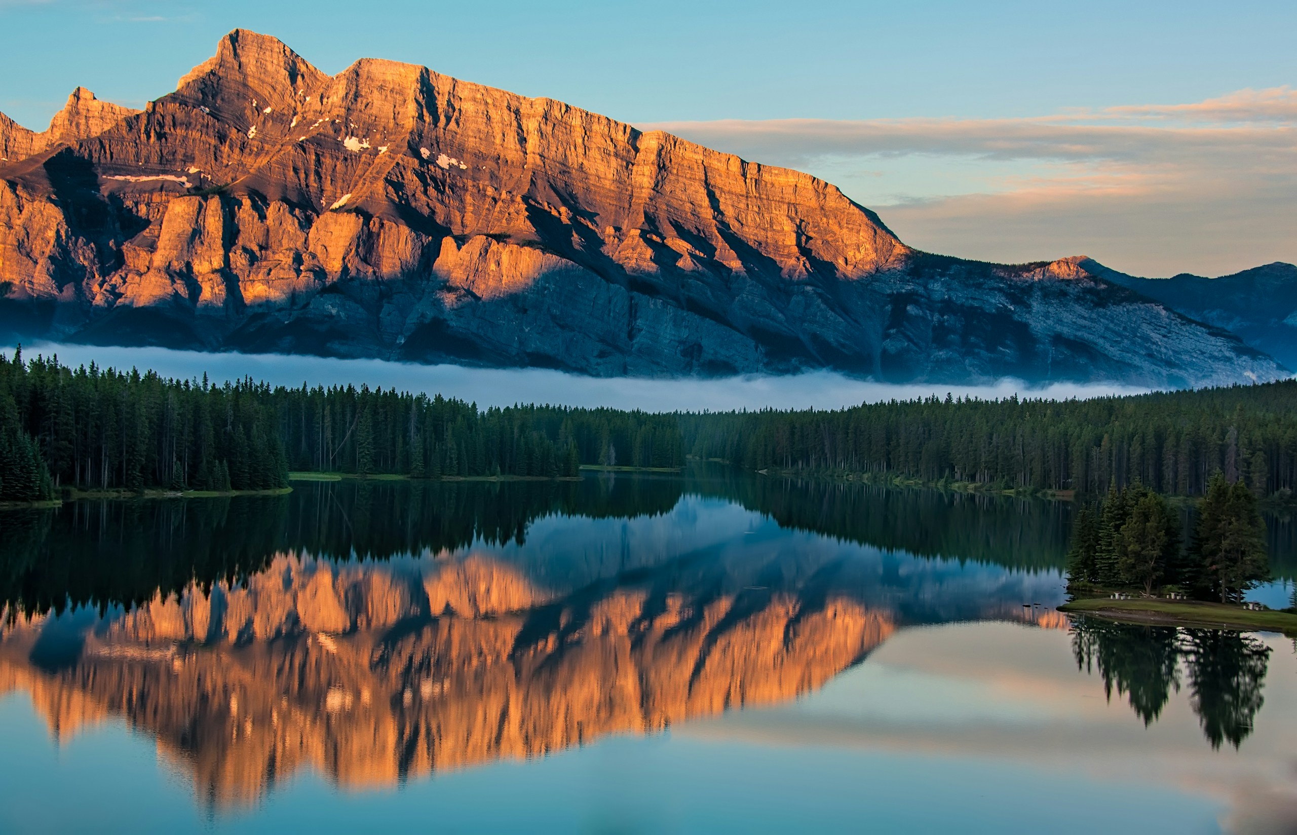 Sunrise reflection of Mount Rundle in Canadian Rockies HD Wallpaper