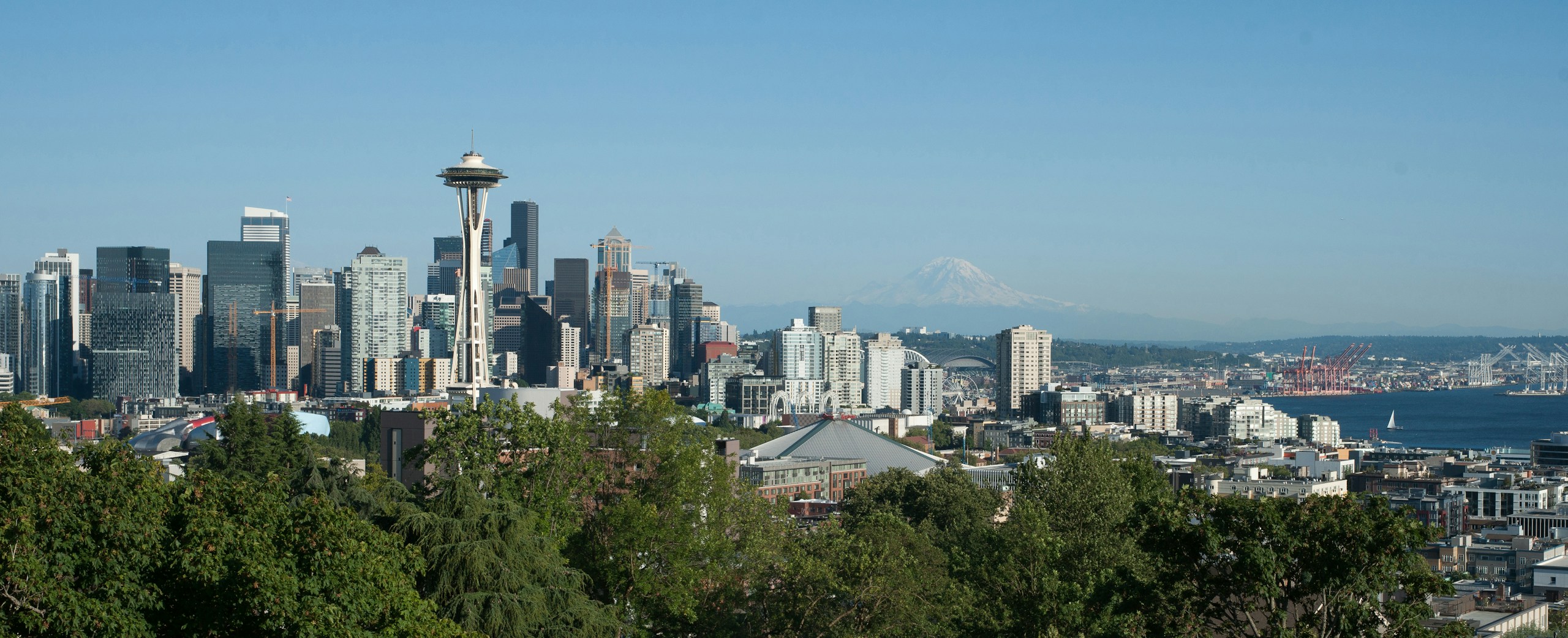 Seattle Skyline with Space Needle and Mount Rainier HD Wallpaper