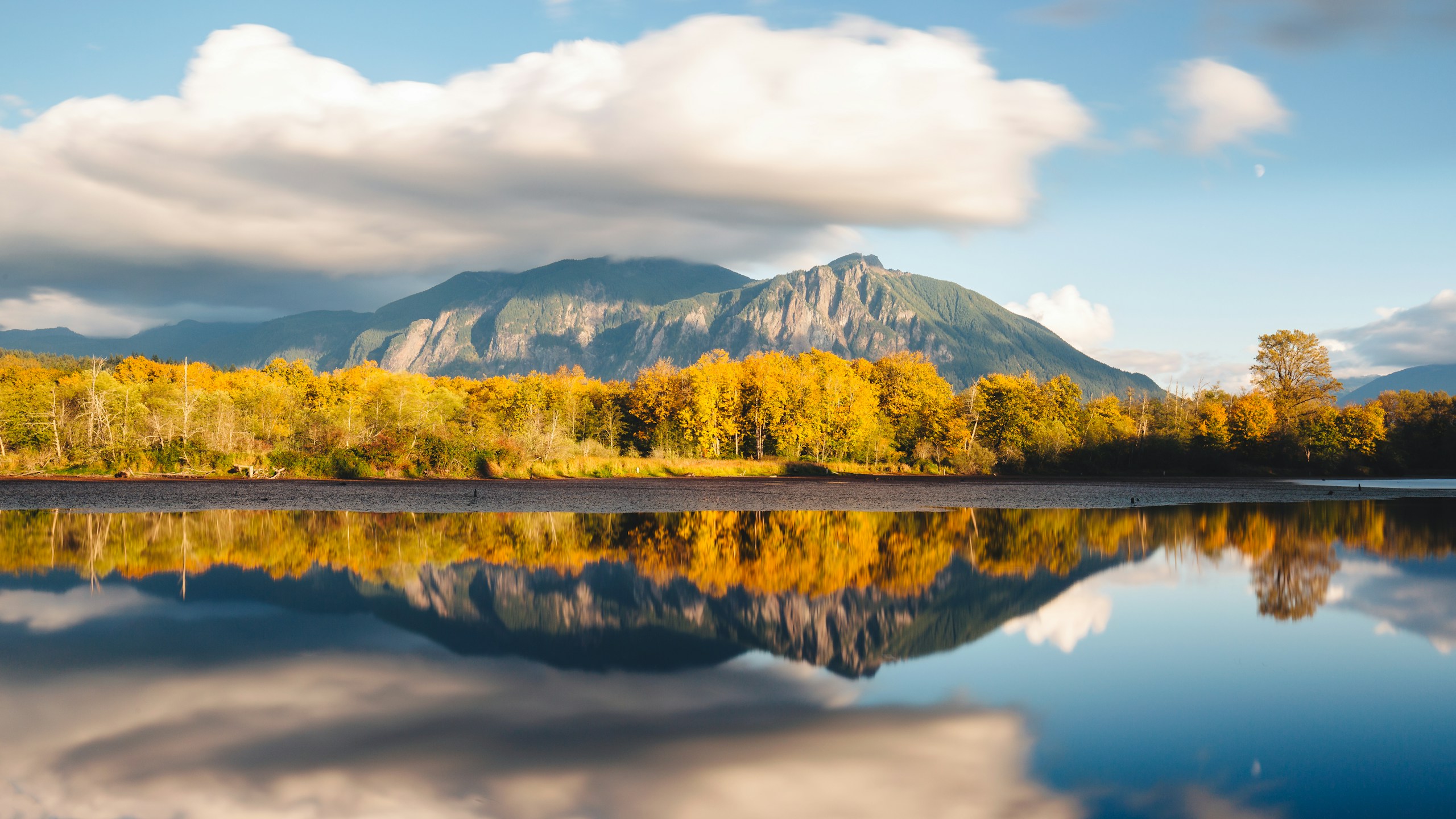 Autumn trees and Mt. Si reflected in Borst Lake HD Wallpaper