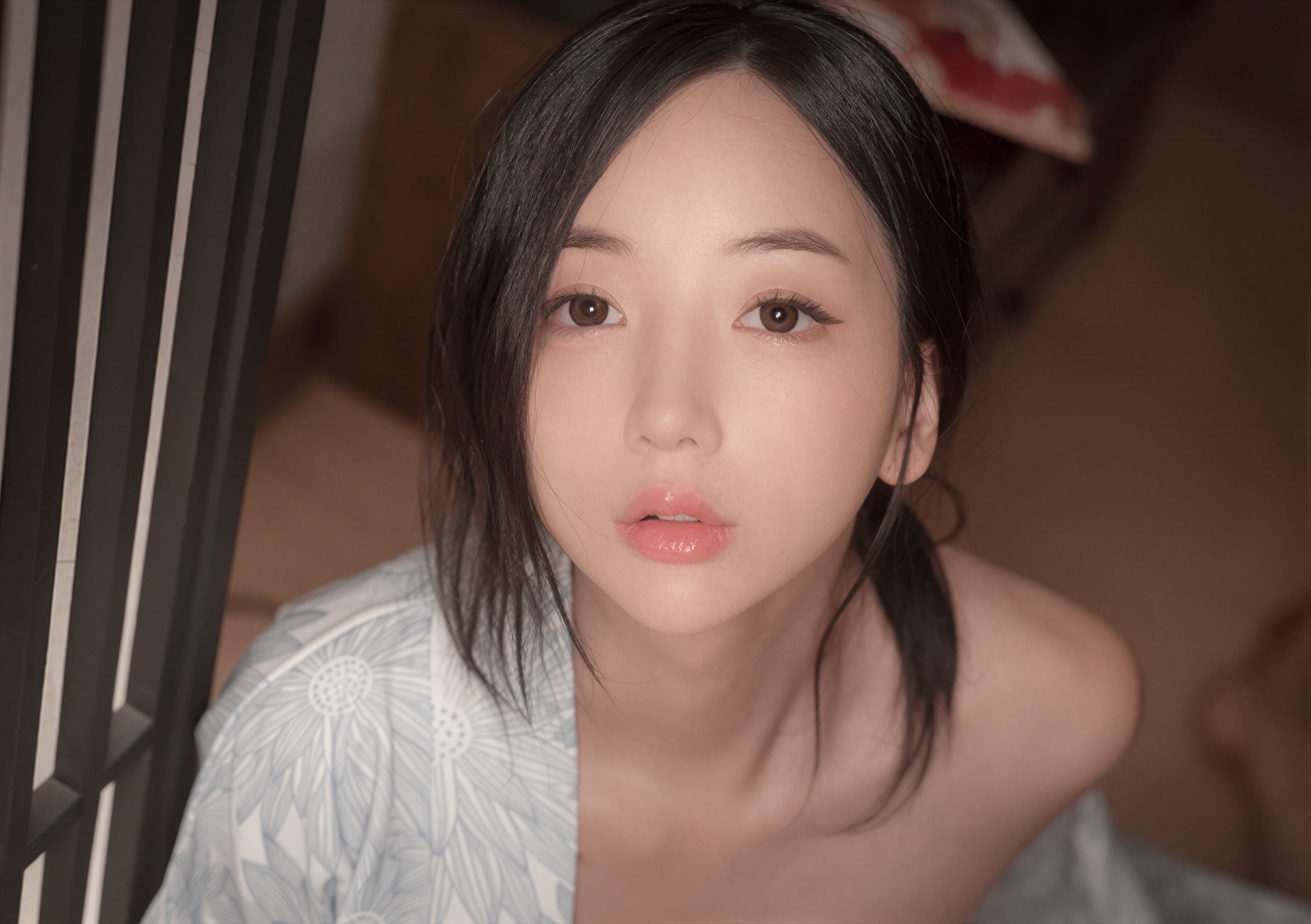 Young Asian Woman in Light Blue Yukata Looking Up HD Wallpaper
