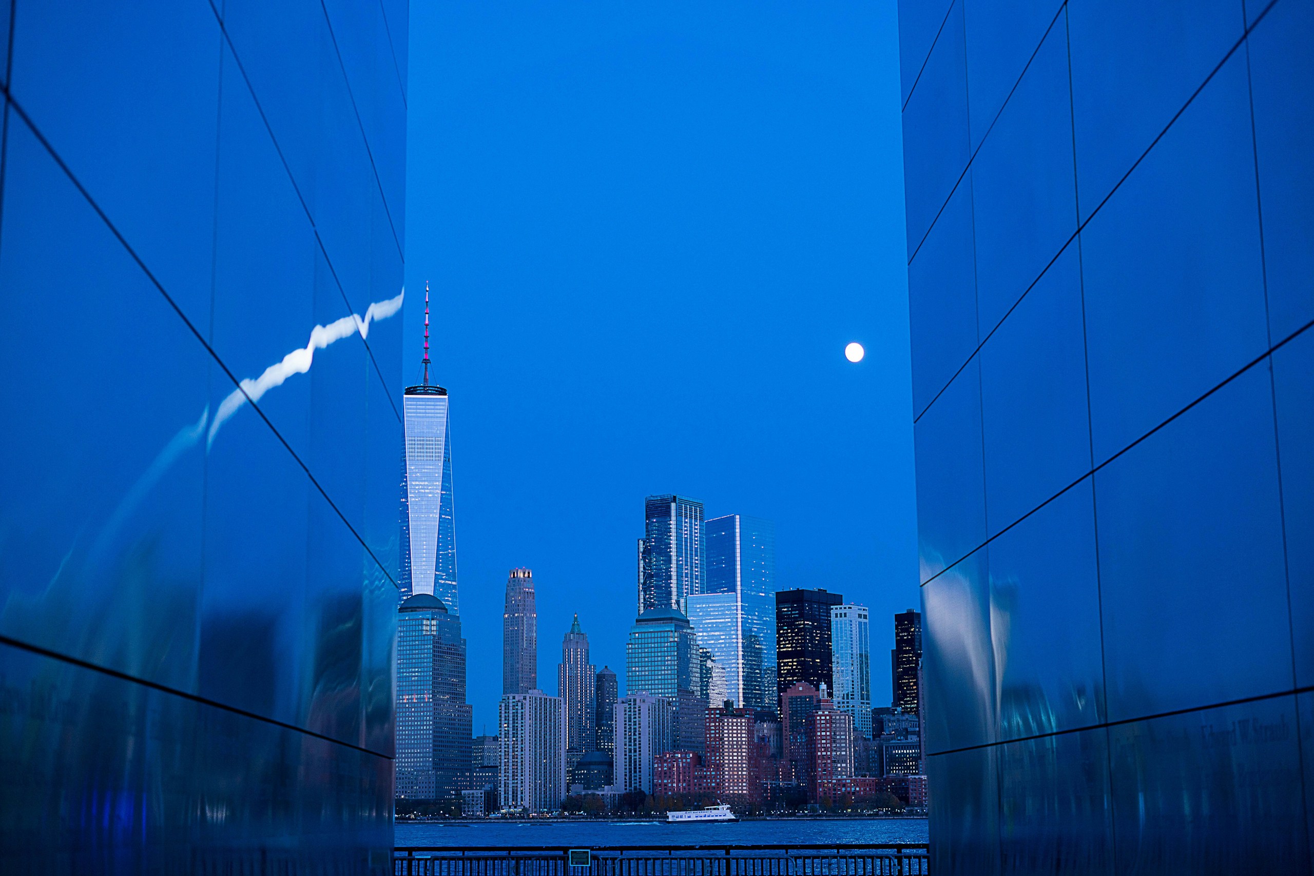 Manhattan Skyline and One World Trade Center Framed by Walls HD Wallpaper