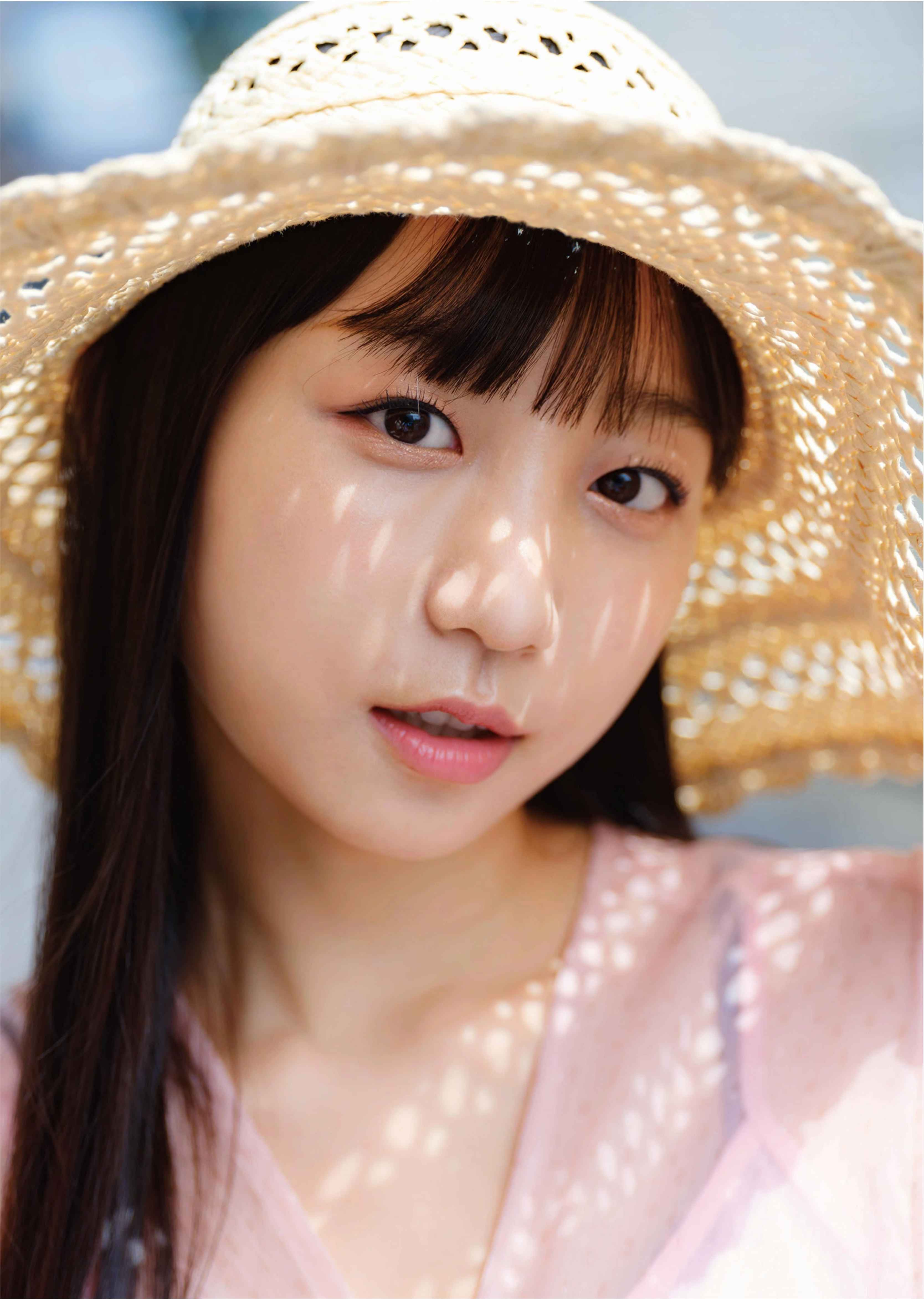 Young Asian woman wearing a straw hat in sunlight HD Wallpaper