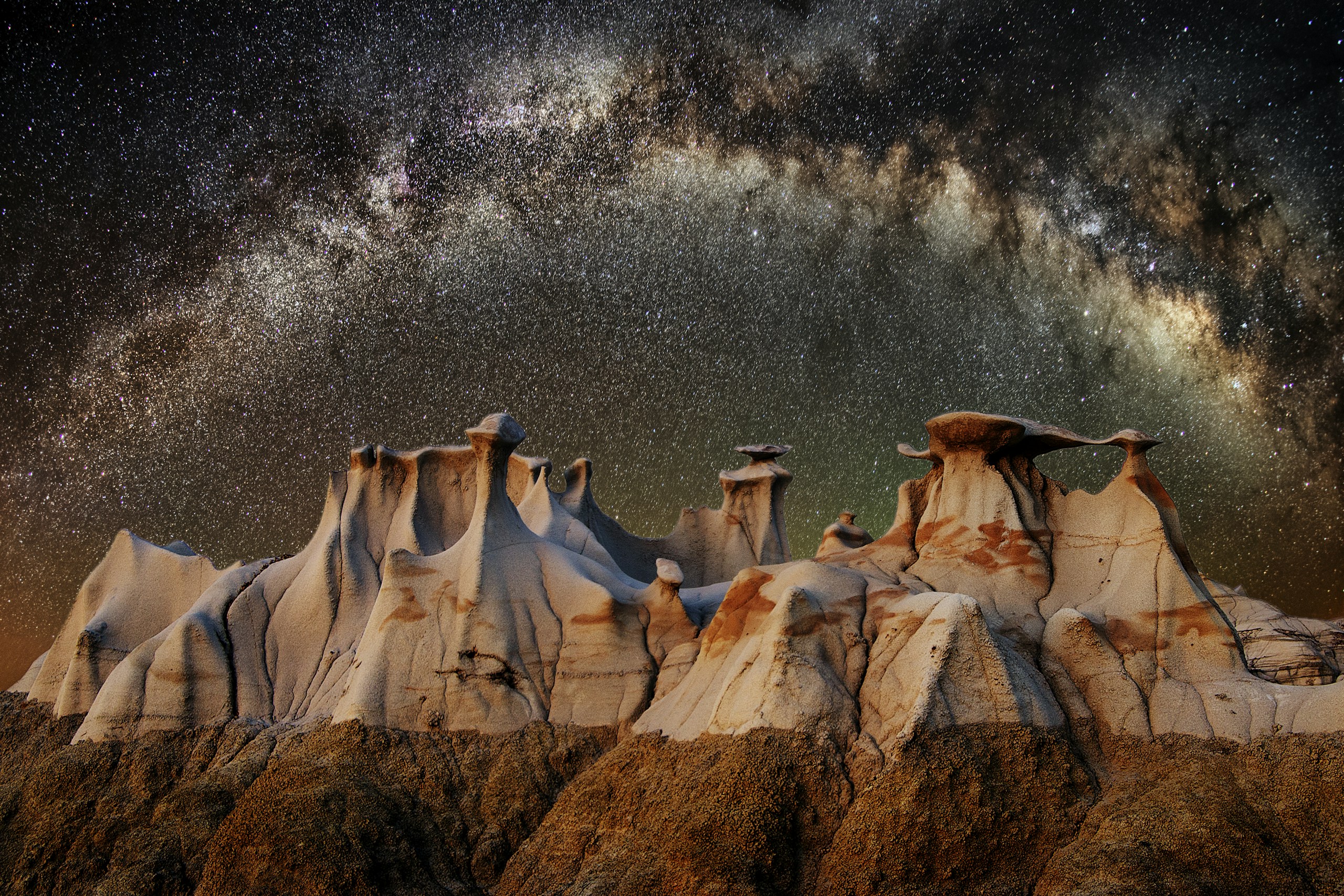 Milky Way Arching Over Bisti Badlands Hoodoos HD Wallpaper